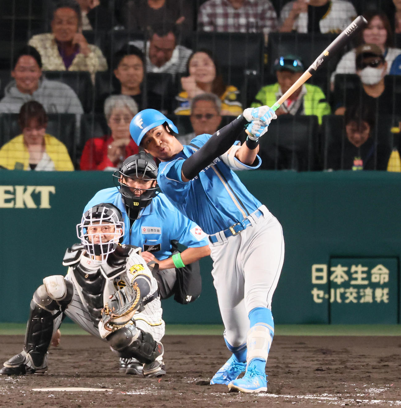 阪神対日本ハム　5回表日本ハム2死一塁、万波は左越え2点本塁打を放つ（撮影・加藤哉）