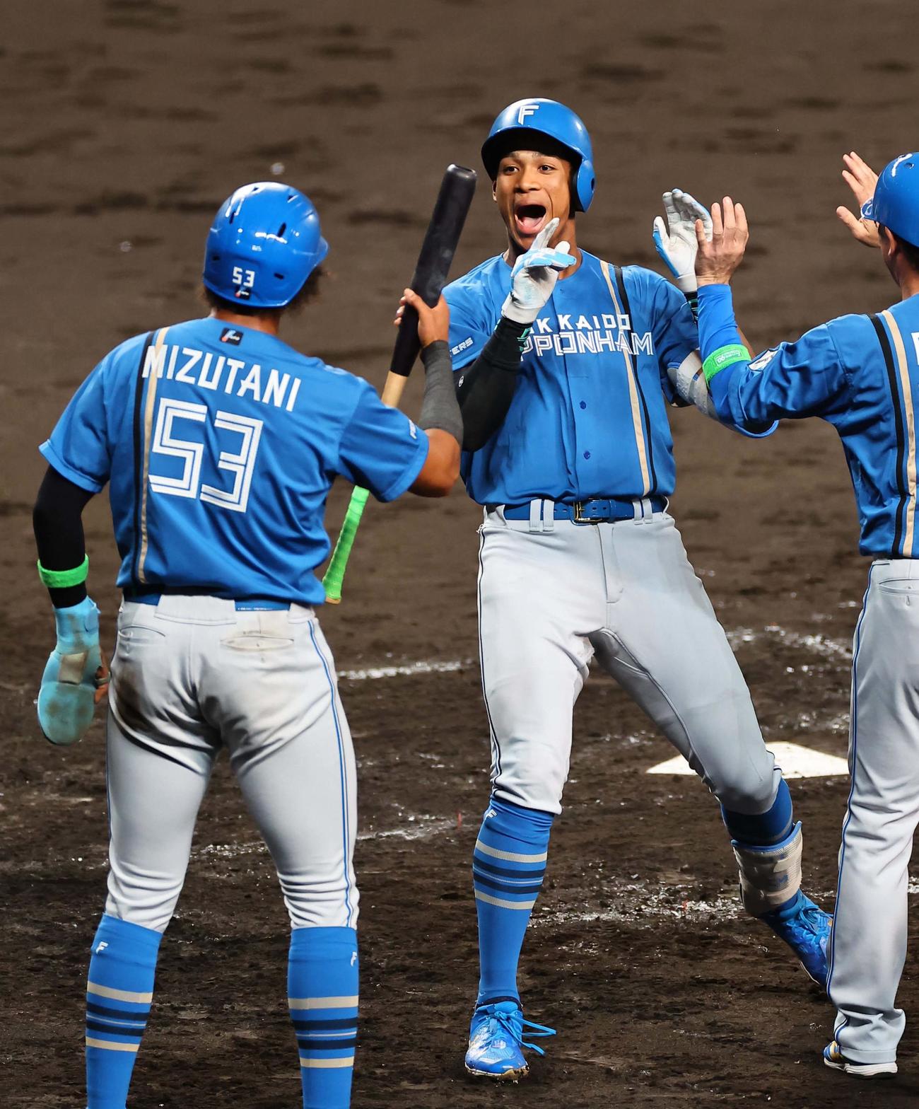 阪神対日本ハム　5回表日本ハム2死一塁、万波（中央）は左越え2点本塁打を放つ（撮影・上田博志）