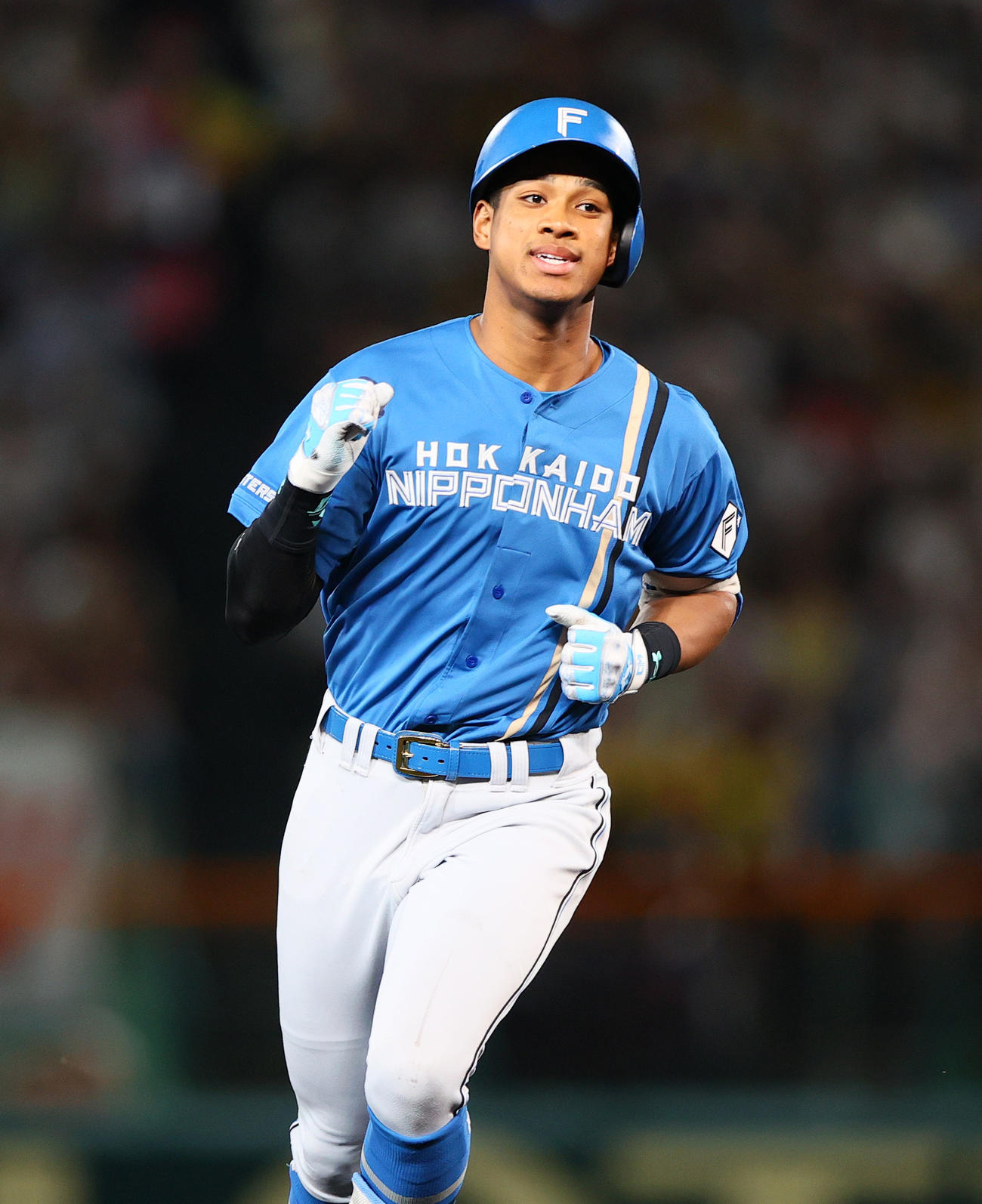 阪神対日本ハム　5回表日本ハム2死一塁、万波は左越え2点本塁打を放ちダイヤモンドを1周する（撮影・上山淳一）