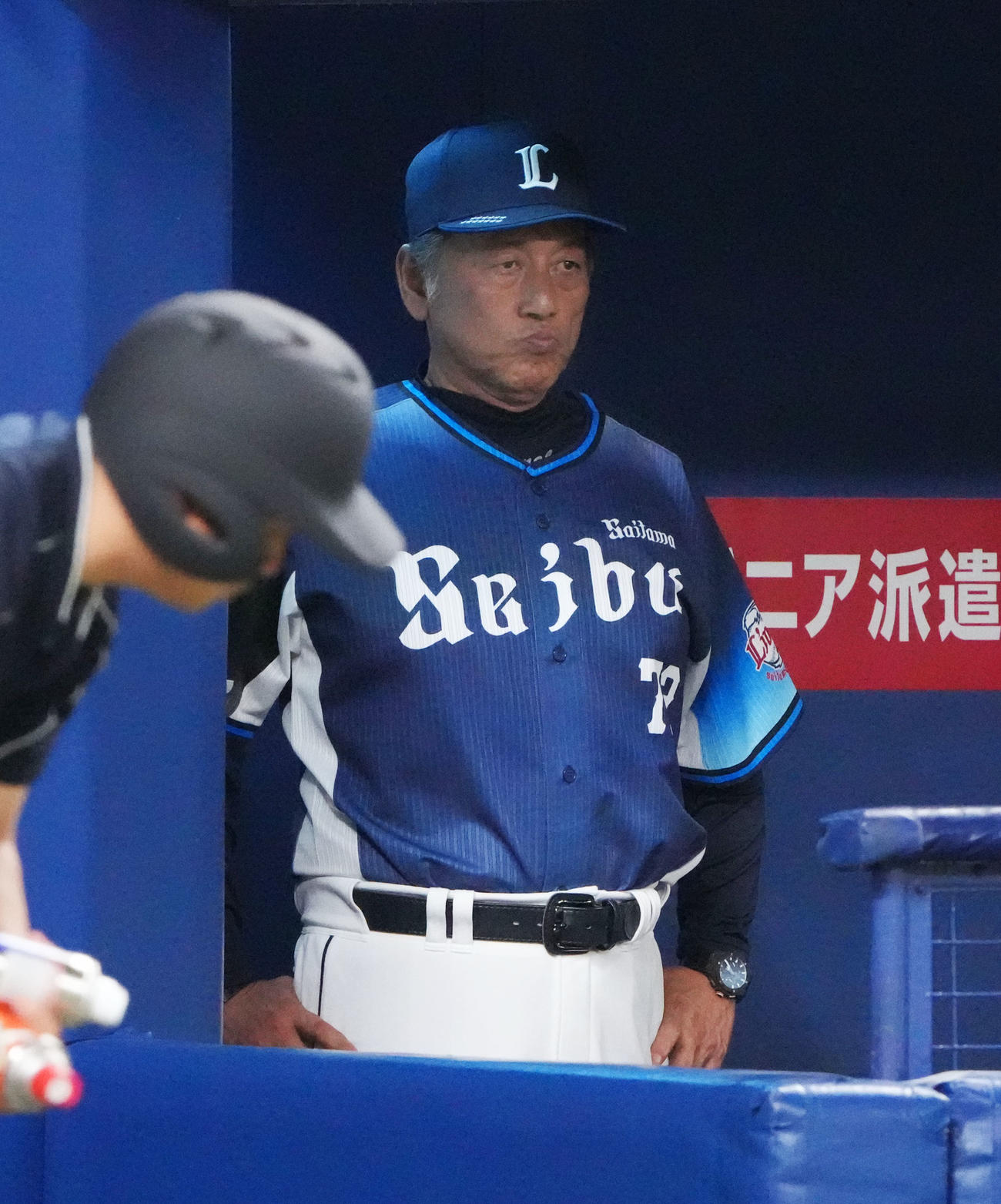 中日対西武　3回表西武2死一、二塁、先制の好機を逃しベンチで渋い表情の渡辺監督代行（撮影・森本幸一）