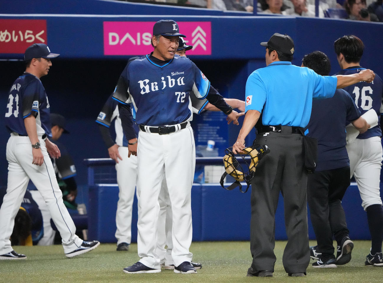 中日対西武　7回表終了、選手交代を告げる渡辺監督代行（中央）（撮影・森本幸一）