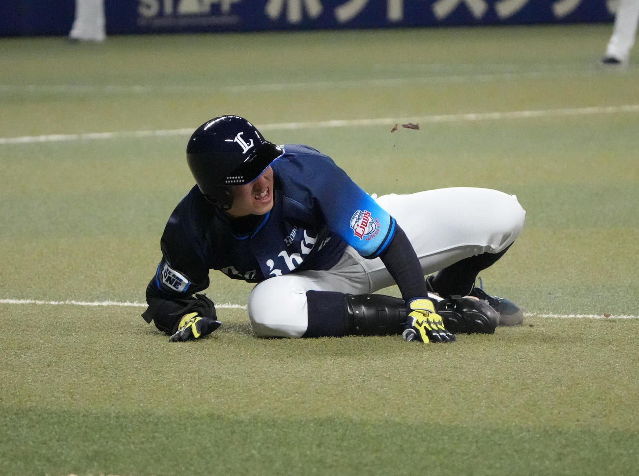 中日対西武　7回表西武2死、ニゴロを放ち転倒する隅田（撮影・森本幸一）
