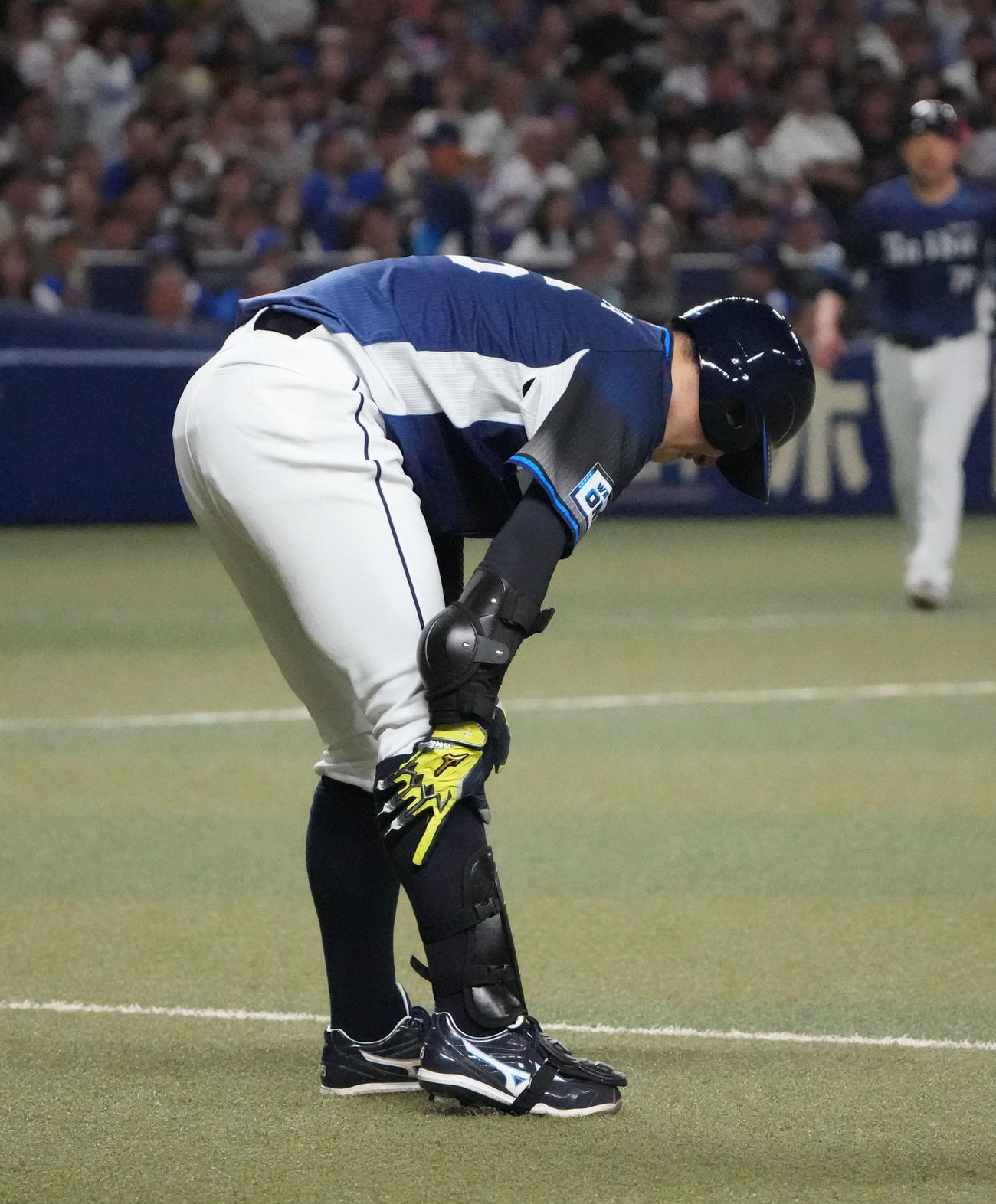 中日対西武　7回表西武2死、ニゴロを放ち転倒し右足を触る隅田（撮影・森本幸一）
