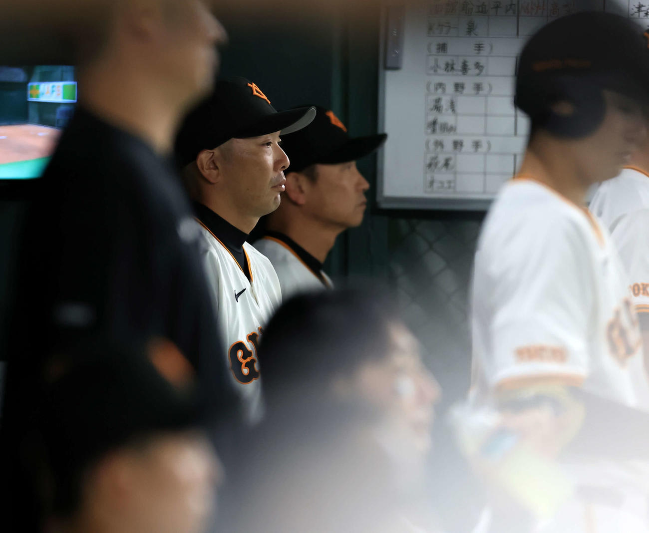 巨人対ソフトバンク　膠着（こうちゃく）状態の試合で、厳しい表情で見つめる巨人阿部監督（撮影・浅見桂子）