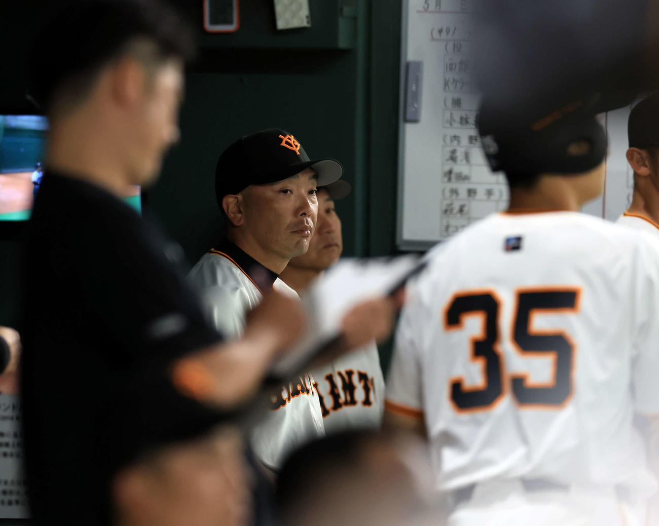 巨人対ソフトバンク　膠着（こうちゃく）状態の試合で、厳しい表情で見つめる巨人阿部監督（撮影・浅見桂子）
