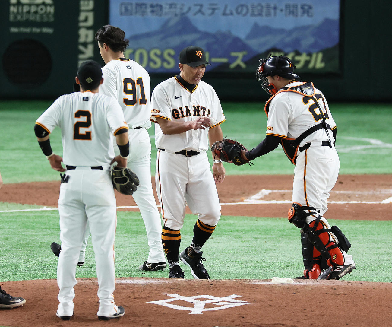 巨人対ソフトバンク　6回、巨人堀田（左から2人目）の交代を告げにマウンドへ向かう阿部監督（同3人目）（撮影・足立雅史）