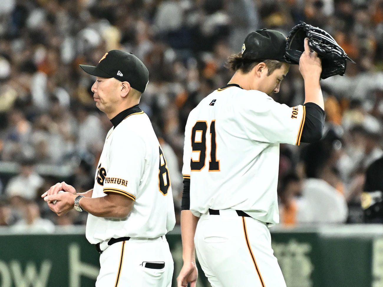 巨人対ソフトバンク　6回表、交代を告げ、マウンドへ向かう巨人阿部監督。右は交代しベンチへ引き揚げる堀田（撮影・滝沢徹郎）
