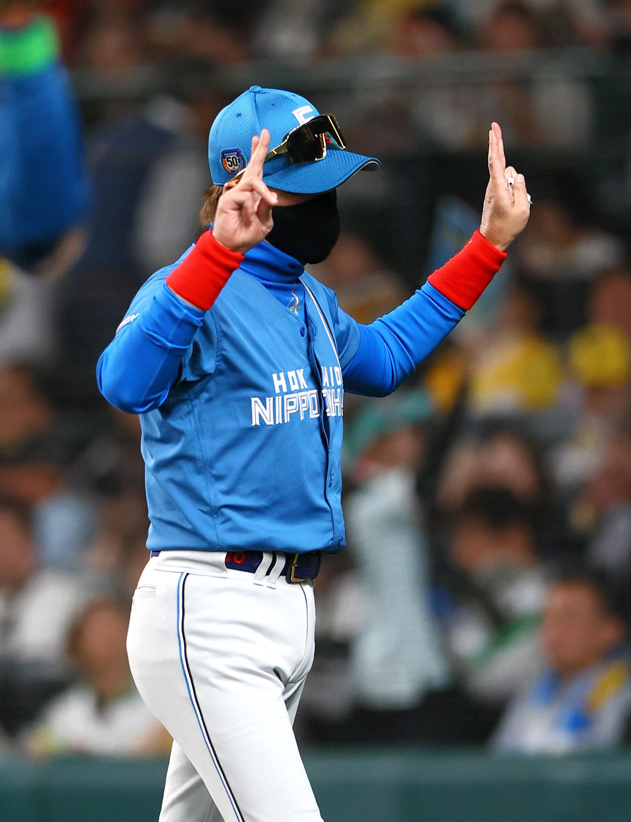 阪神対日本ハム　7回表終了後、新庄監督は選手交代を告げスタンドのファンにポーズを取りながらベンチへ戻る（撮影・上山淳一）