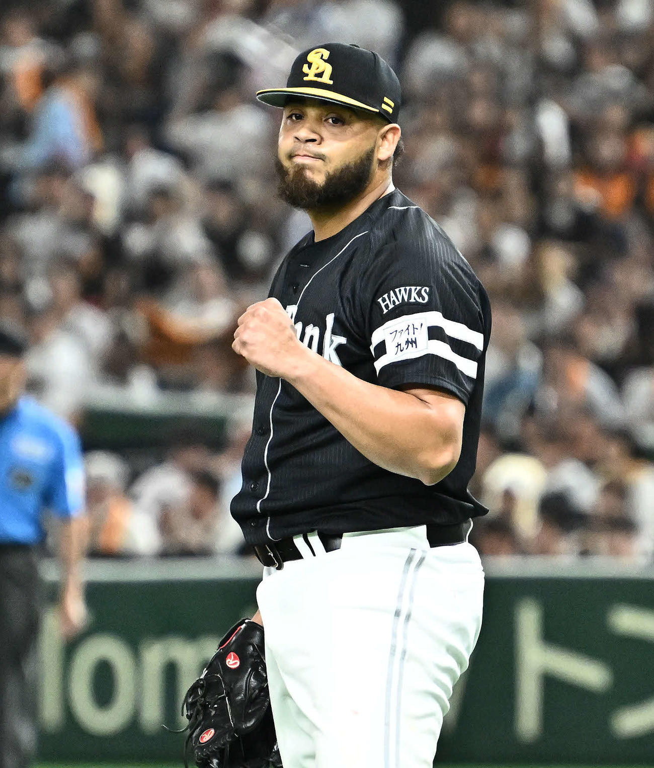 巨人対ソフトバンク　8回裏巨人2死満塁、吉川を遊ゴロに打ち取りガッツポーズするヘルナンデス（撮影・滝沢徹郎）