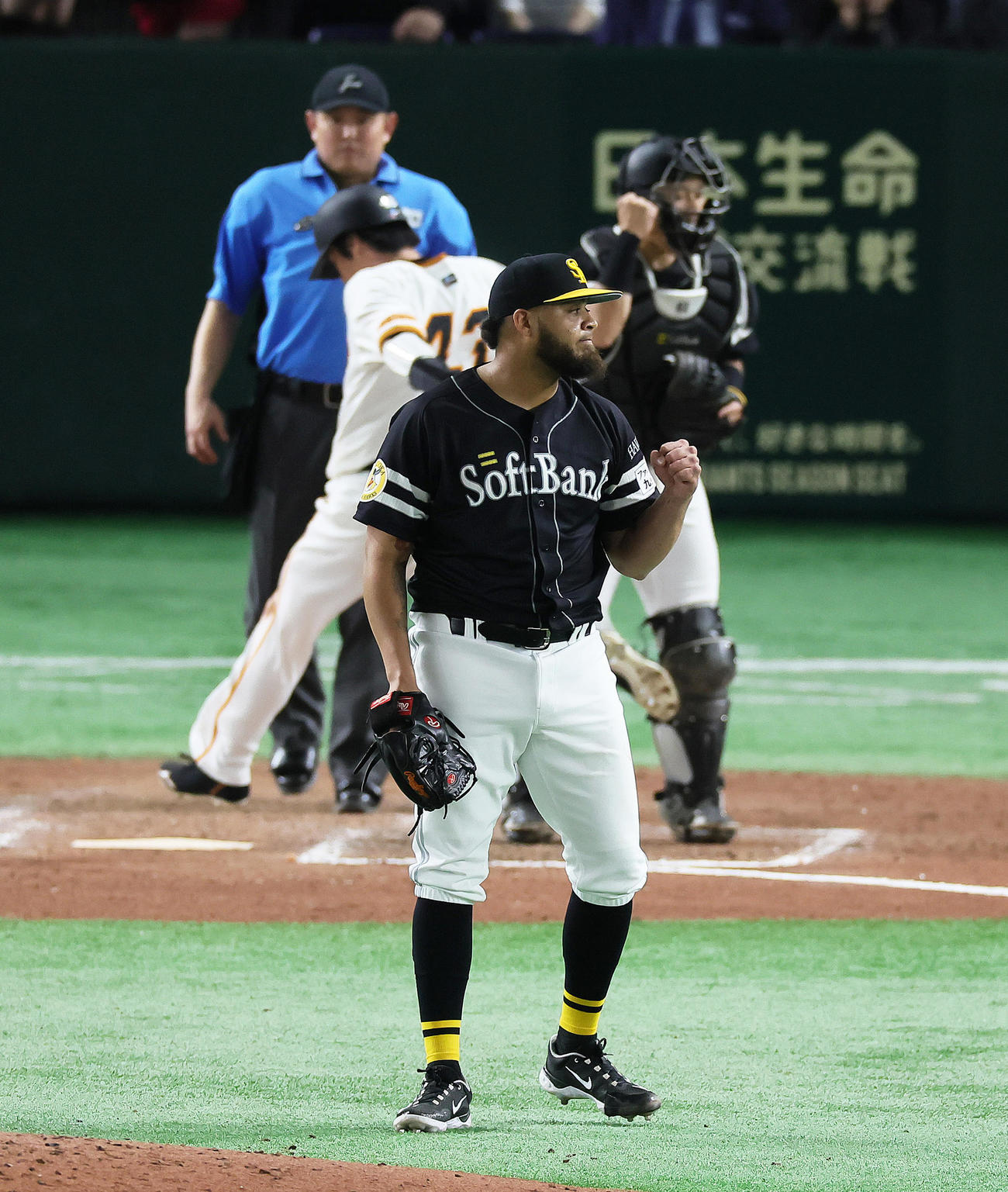 巨人対ソフトバンク　8回裏巨人2死満塁、吉川を遊ゴロに仕留めガッツポーズするヘルナンデス（撮影・足立雅史）