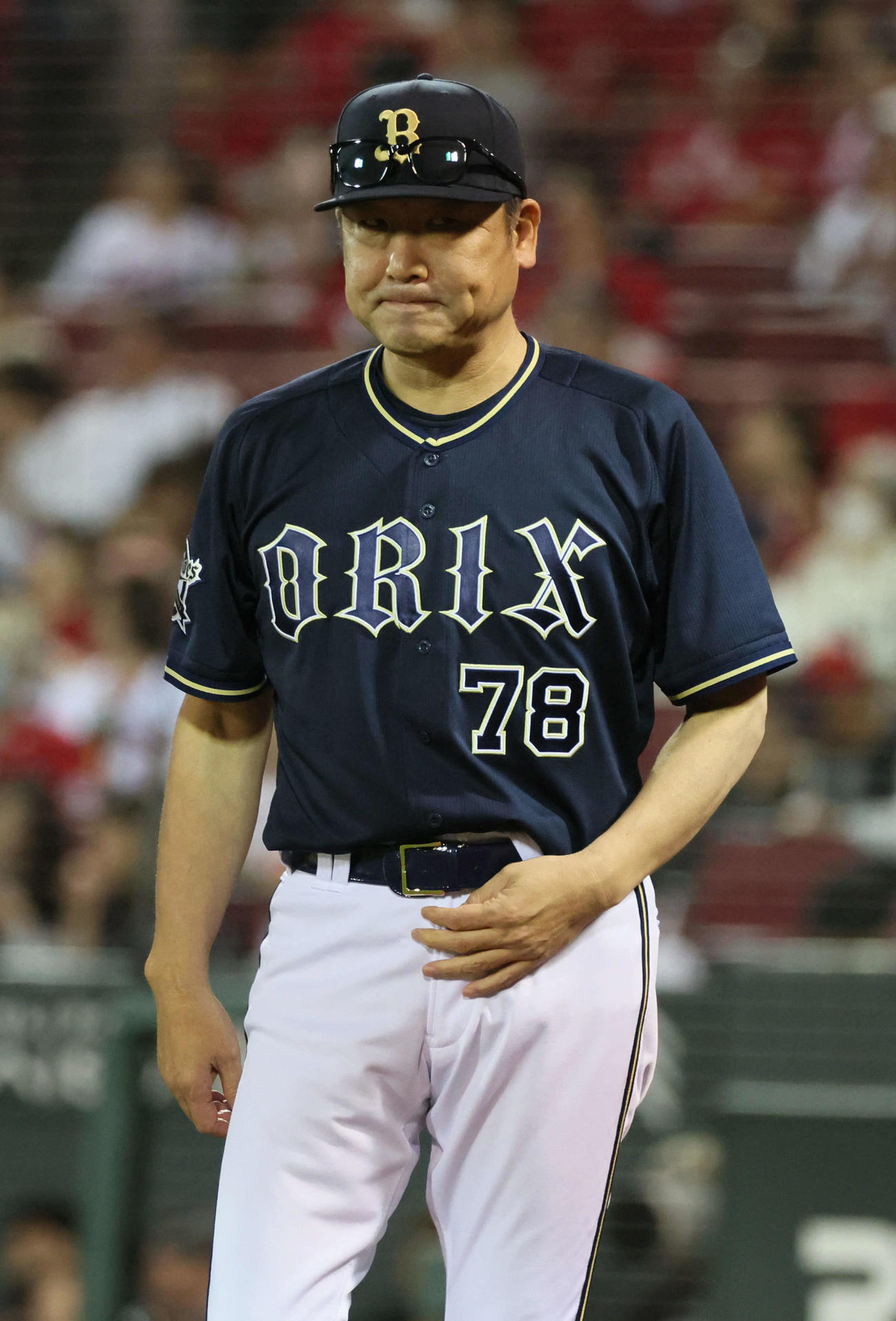 広島対オリックス　5回表終了後、投手交代を告げる中嶋監督（撮影・加藤孝規）