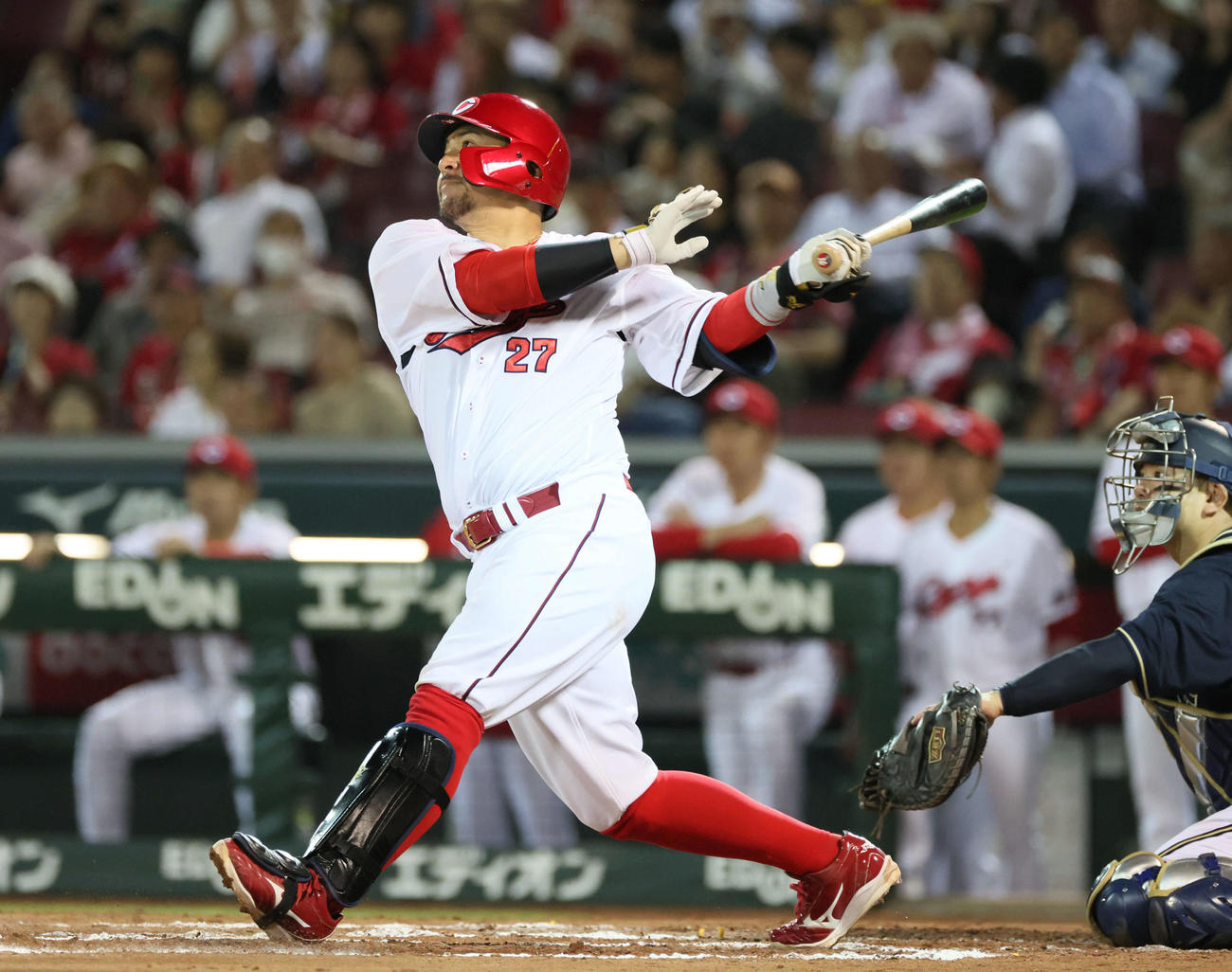 広島対オリックス　6回裏広島無死一、三塁、会沢は中前適時打を放つ（撮影・加藤孝規）