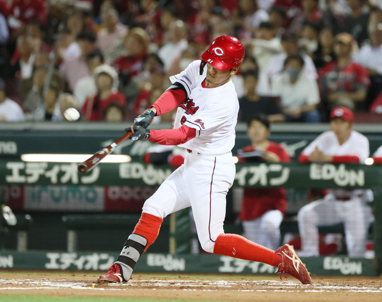 広島対オリックス　6回裏広島無死二、三塁、矢野は右犠飛を放つ（撮影・加藤孝規）