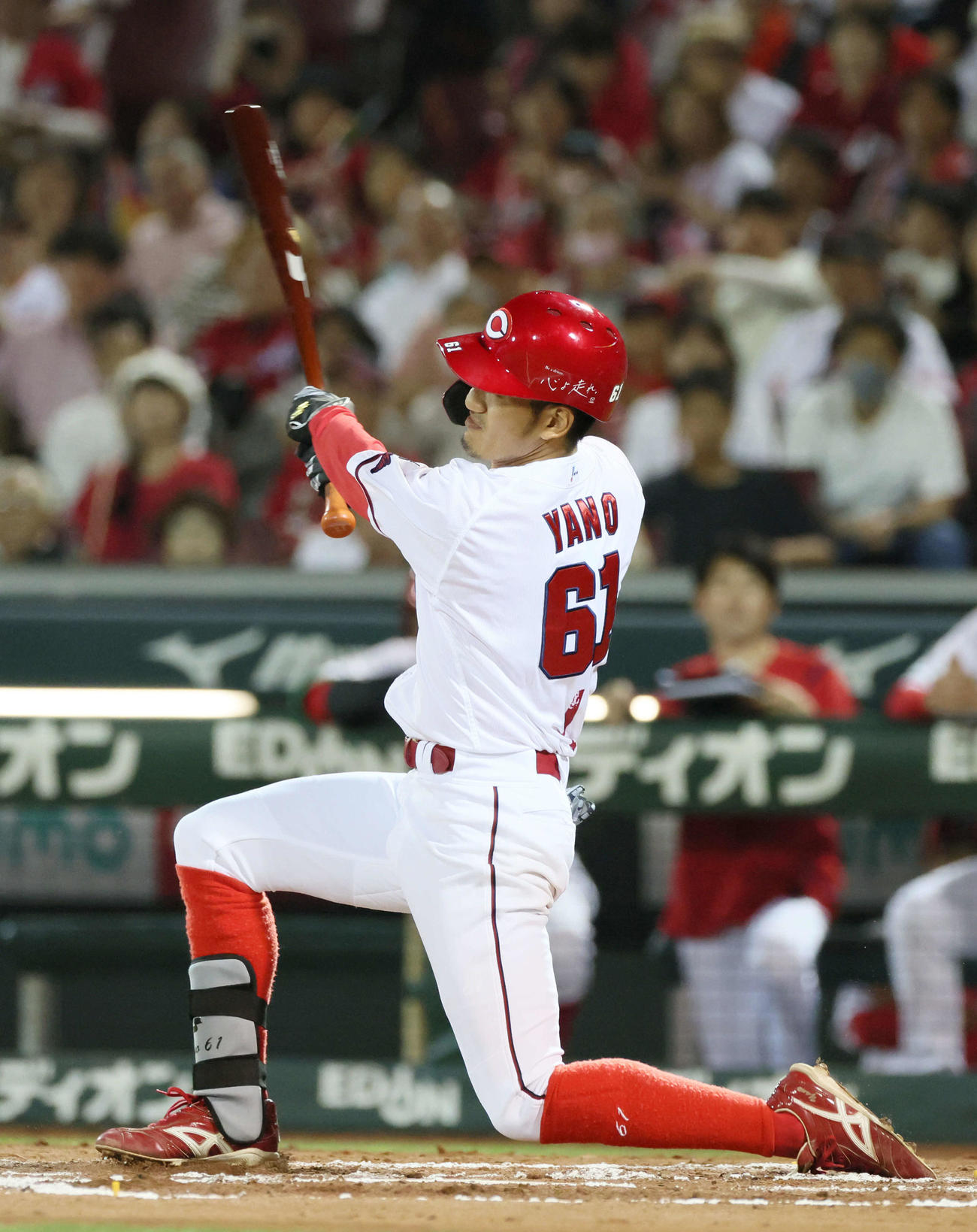 広島対オリックス　6回裏広島無死二、三塁、矢野は右犠飛を放つ（撮影・加藤孝規）