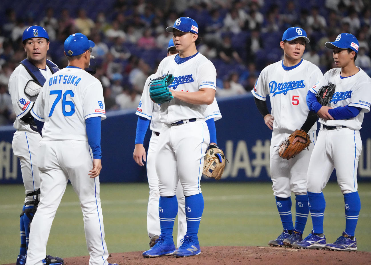 中日対西武　6回表西武1死一、三塁、マウンドの小笠原（中央）のもとに集まる中日ナイン（撮影・森本幸一）