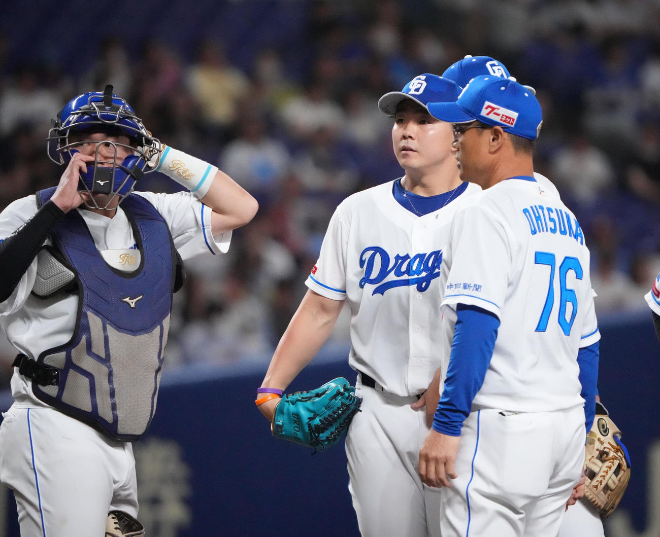 中日対西武　6回表西武1死一、三塁、マウンドの小笠原（中央）のもとに集まる中日ナイン（撮影・森本幸一）