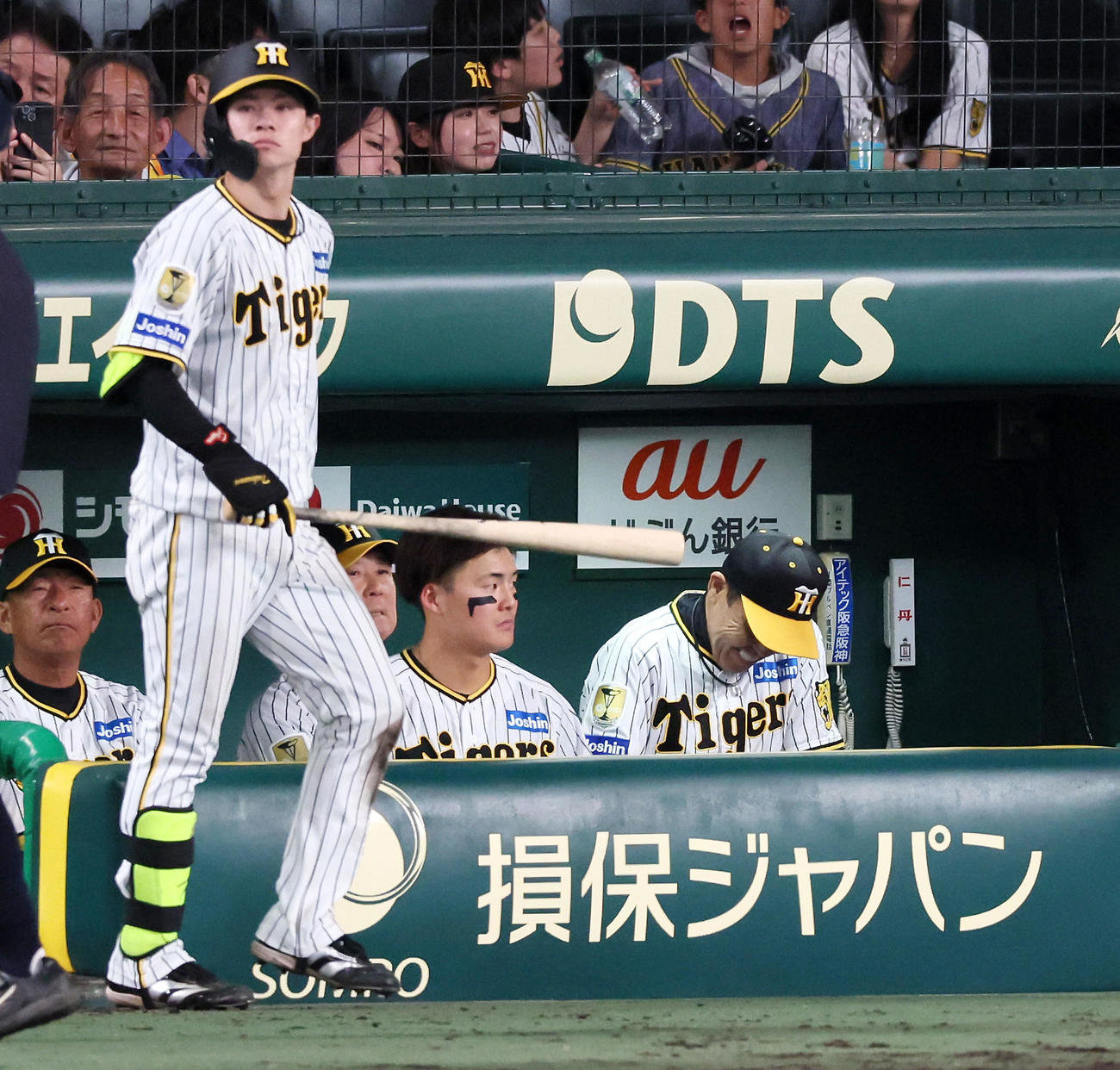 阪神対日本ハム　8回裏阪神無死一、二塁、代打島田が初球を打って二ゴロ併殺に終わりベンチの中でうつむく岡田監督（撮影・加藤