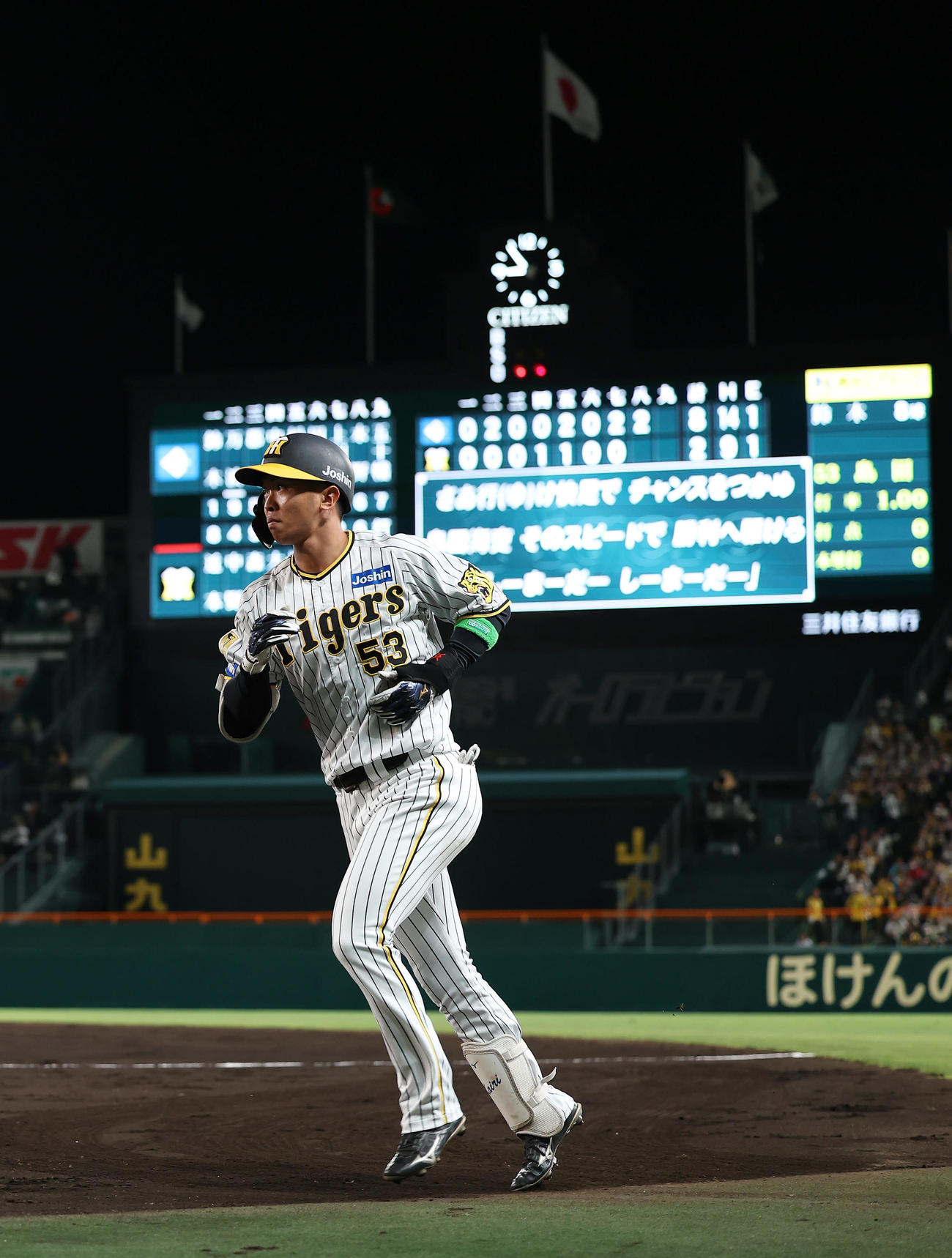 阪神対日本ハム　8回裏阪神無死一、二塁、二ゴロ併殺に倒れた島田（撮影・前田充）