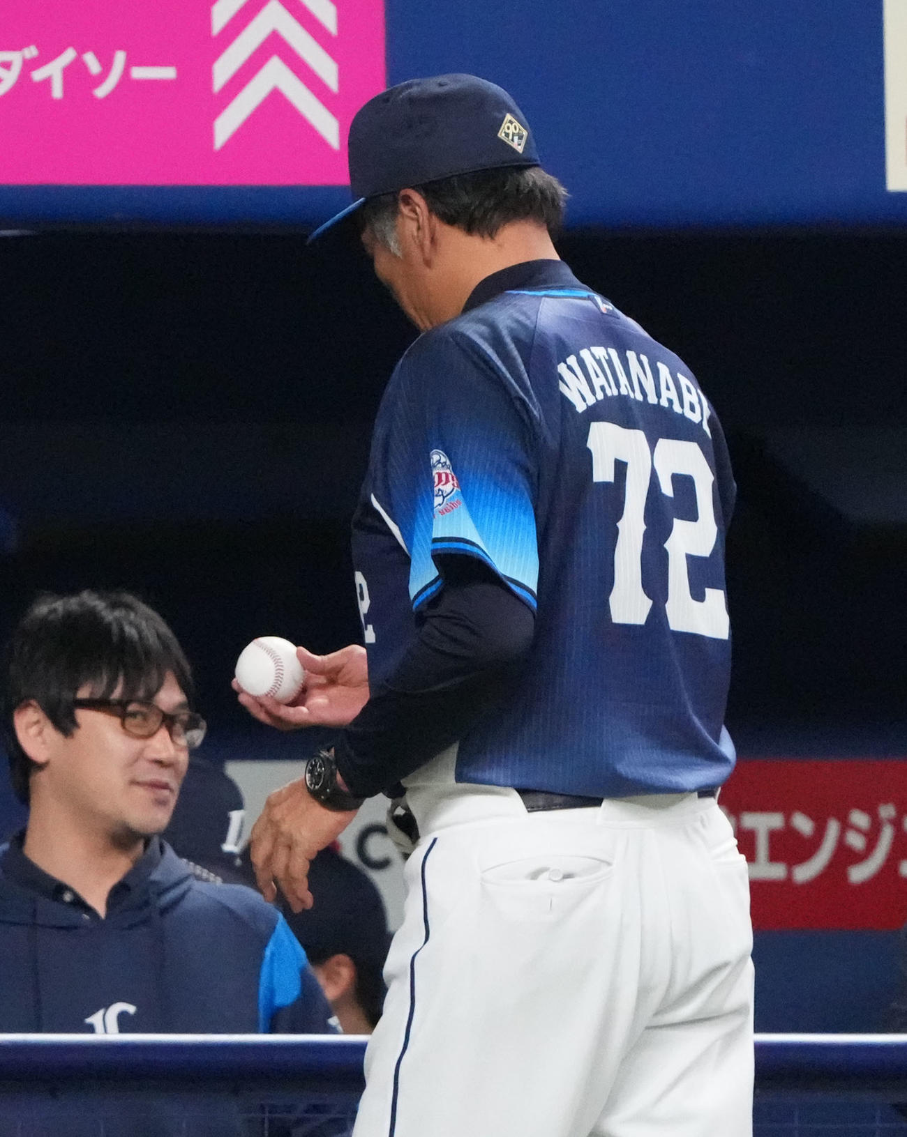 中日対西武　試合終了、中日に勝利し勝利球をしみじみと見つめる渡辺監督代行（撮影・森本幸一）