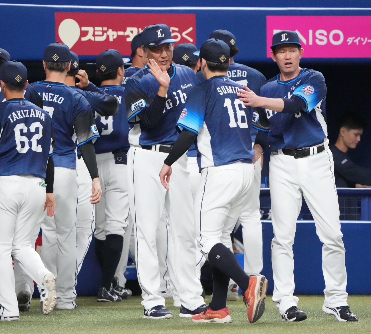 中日対西武　試合終了、中日に勝利し隅田（右から2人目）らナインを迎える渡辺監督代行（中央）（撮影・森本幸一）