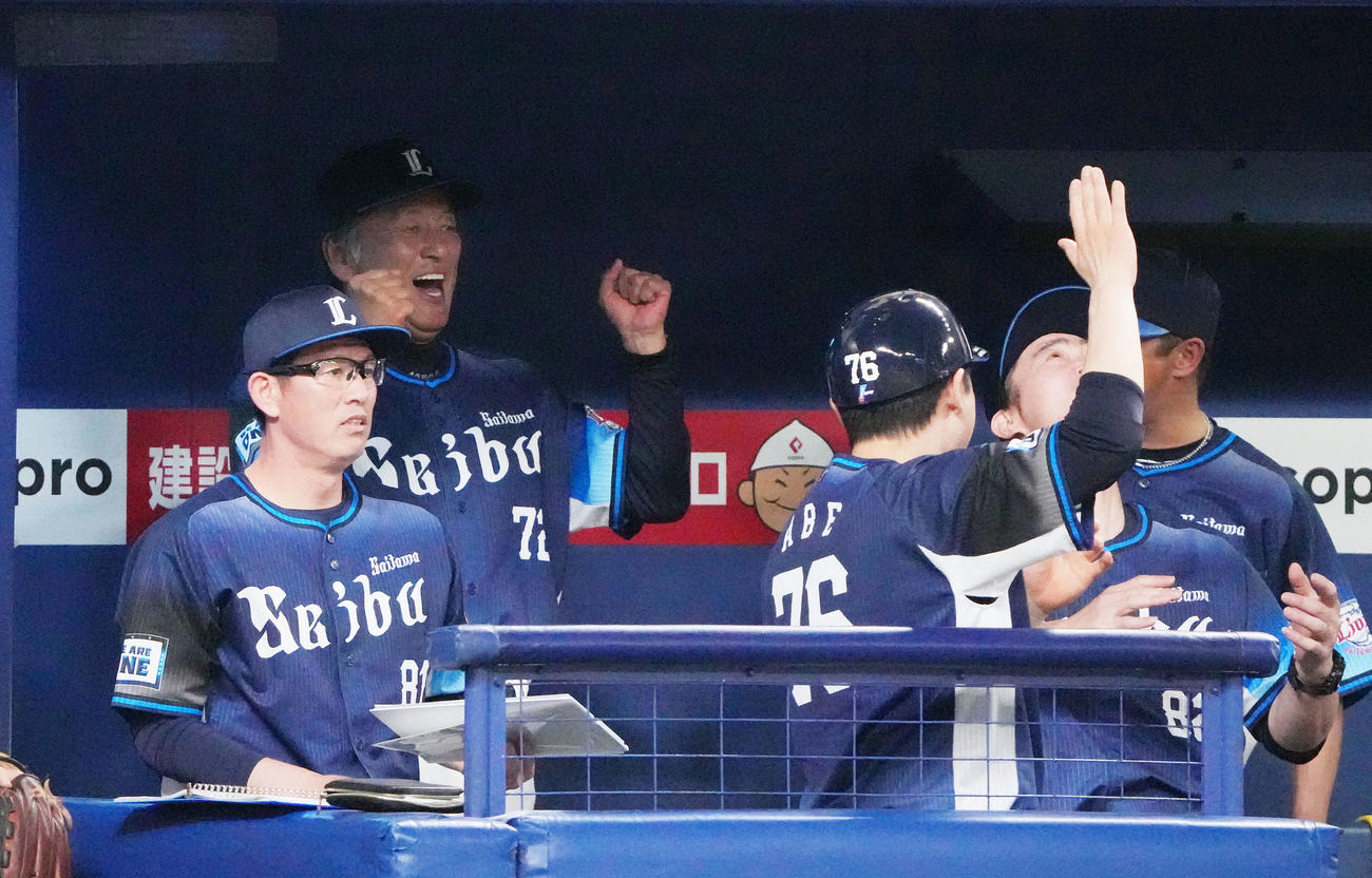 中日対西武　中日に勝利し喜ぶ渡辺監督代行（左から2人目）（撮影・森本幸一）