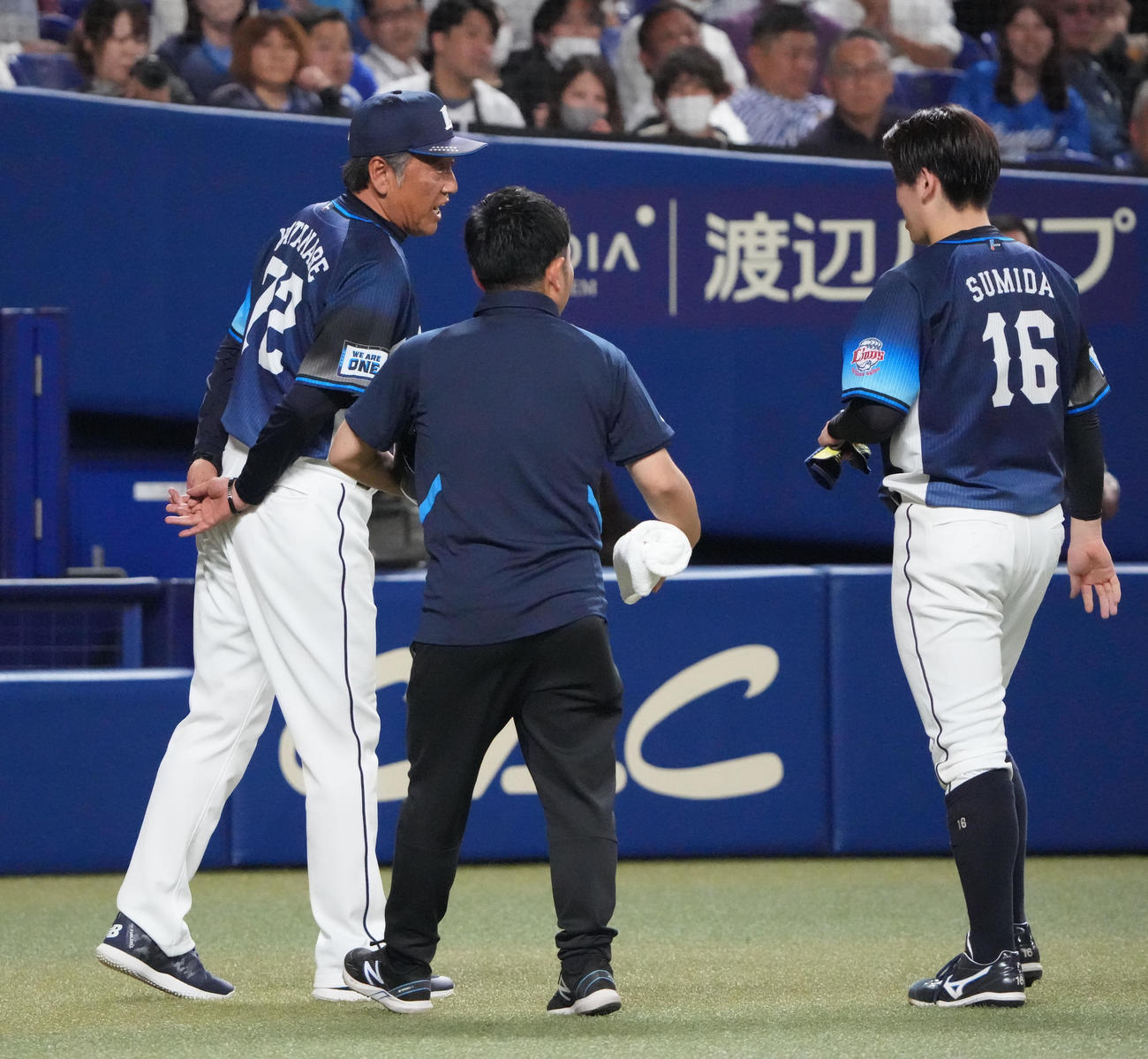 中日対西武　7回表西武2死、ニゴロを放ち転倒した隅田に声をかける渡辺監督代行（左）（撮影・森本幸一）