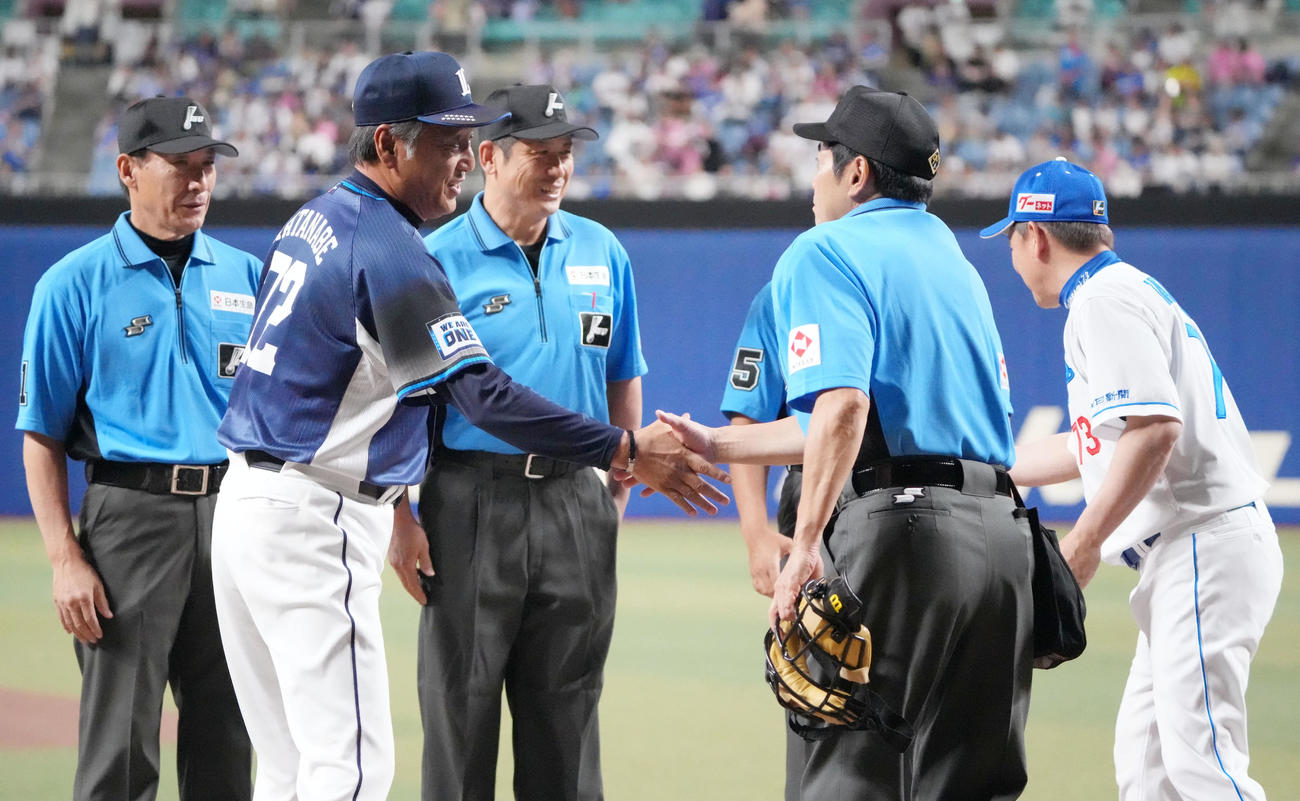 中日対西武　試合前、立浪監督、審判団とメンバー表の交換をする渡辺監督代行（左から2人目）（撮影・森本幸一）