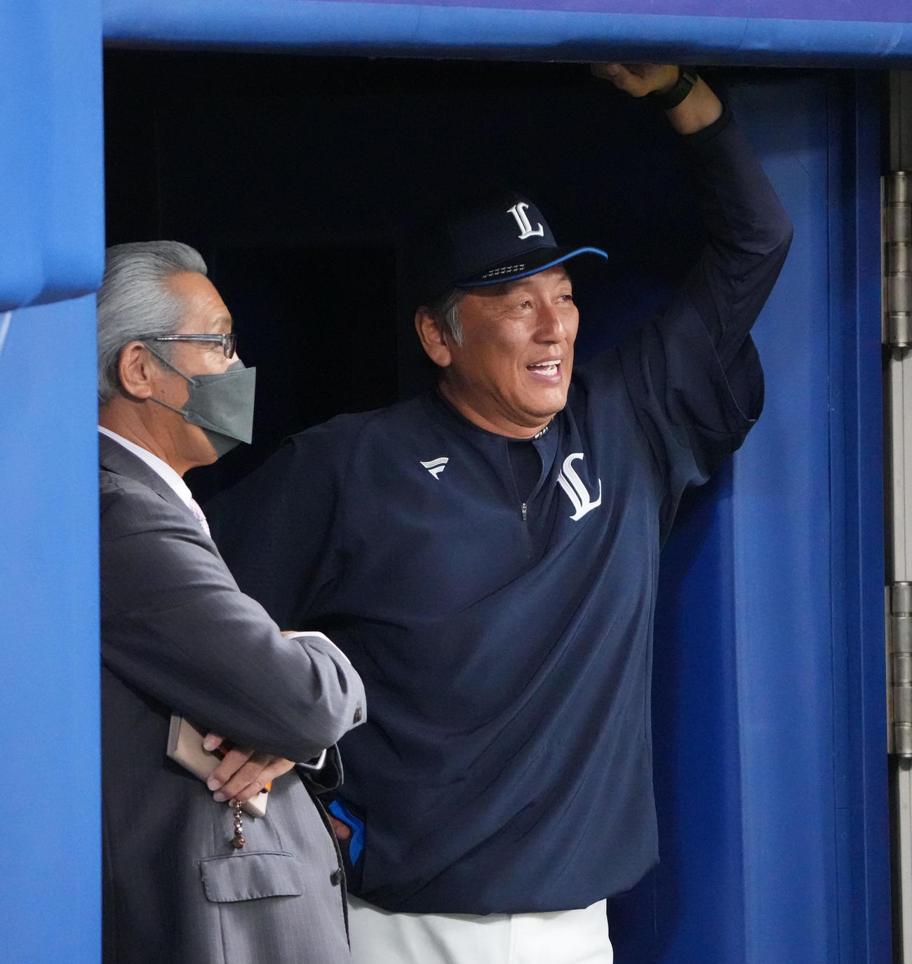 中日対西武　試合前、言葉を交わす森繁和氏（左）と渡辺監督代行（撮影・森本幸一）