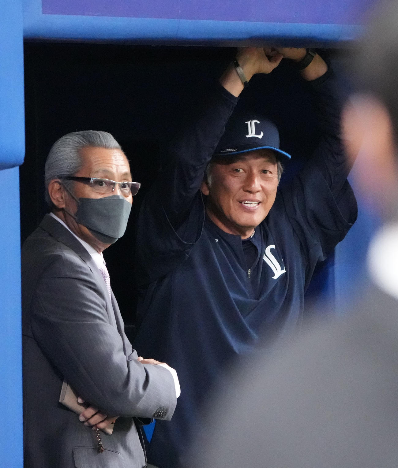中日対西武　試合前、言葉を交わす（左から）森繁和氏と渡辺監督代行（撮影・森本幸一）