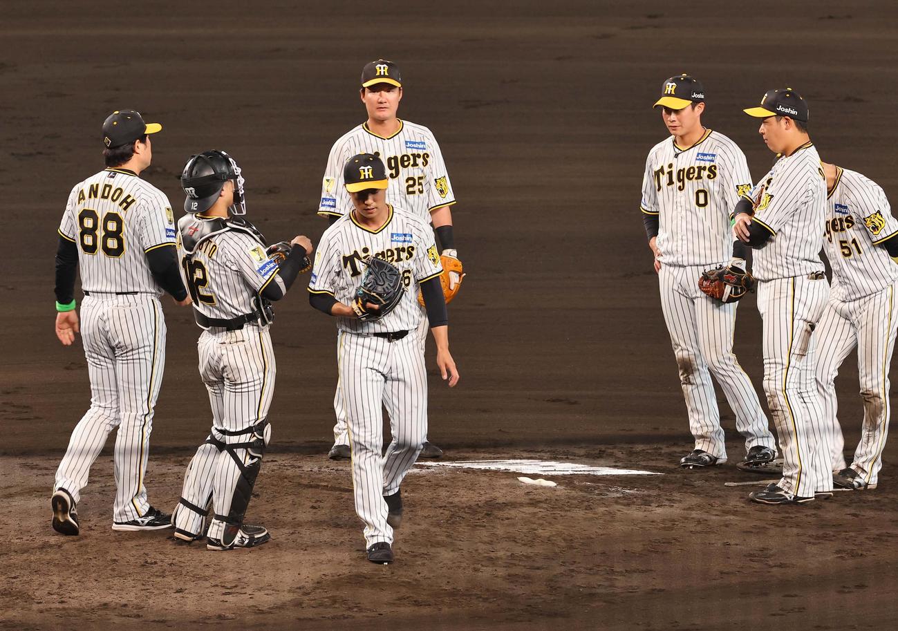 阪神対日本ハム　7回、2番手の島本（左から3人目）は2点を失い降板する（撮影・上田博志）