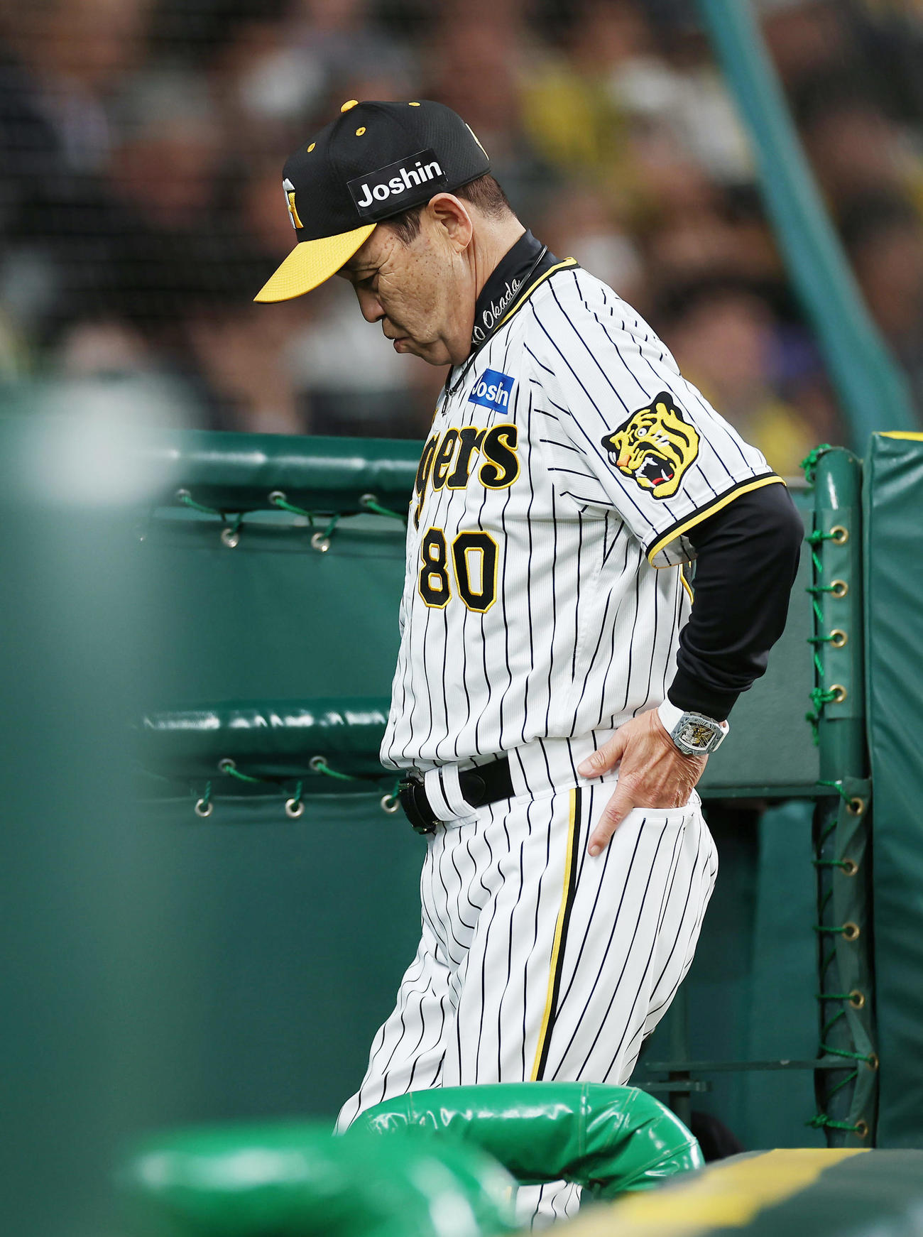 阪神対日本ハム　7回表日本ハム1死二、三塁、2点適時打を浴びた島本に交代を告げ、厳しい表情でベンチへ戻る岡田監督（撮影・前田充）