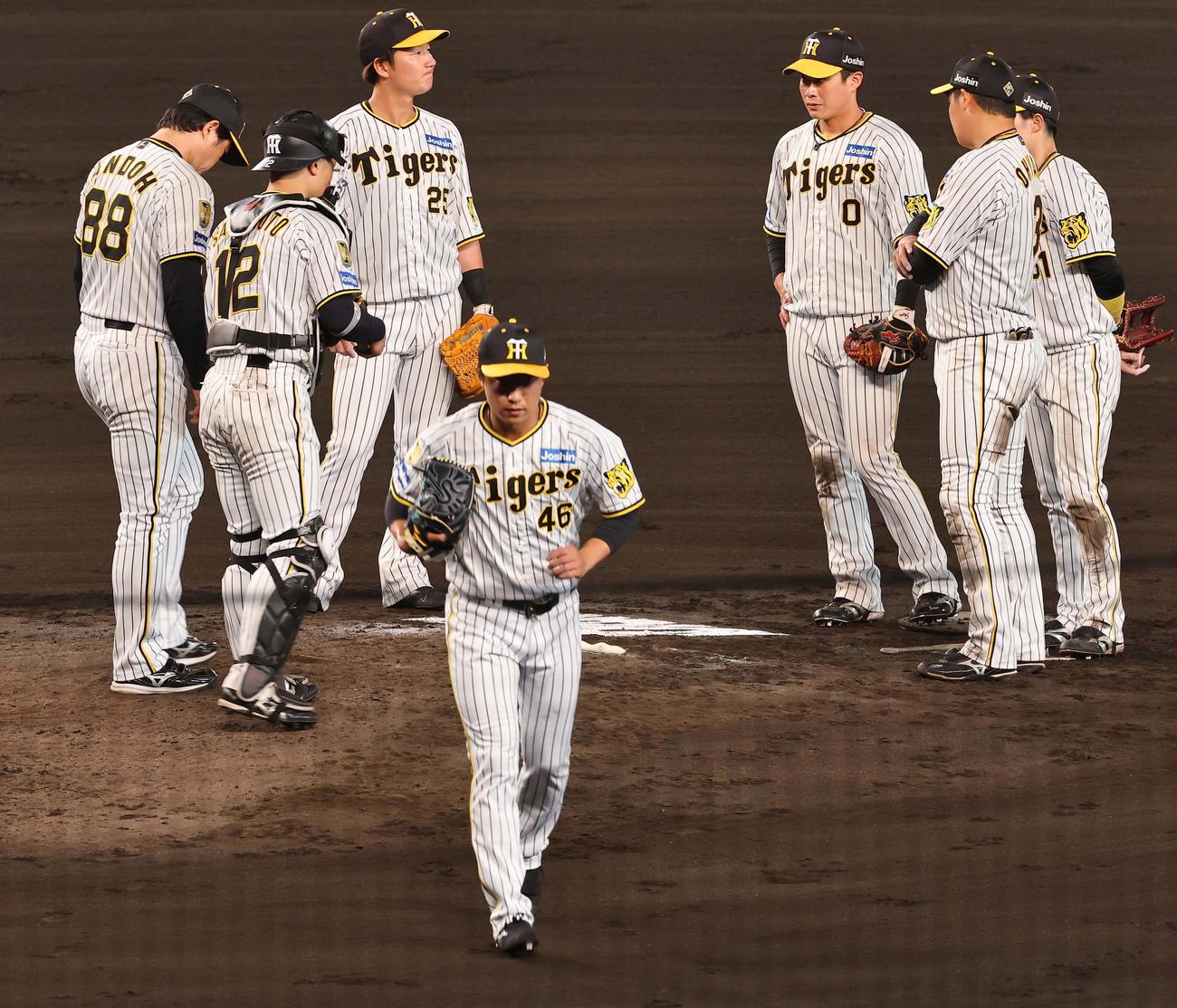 阪神対日本ハム　7回、2番手の島本（中央）は2点を失い降板する（撮影・上田博志）