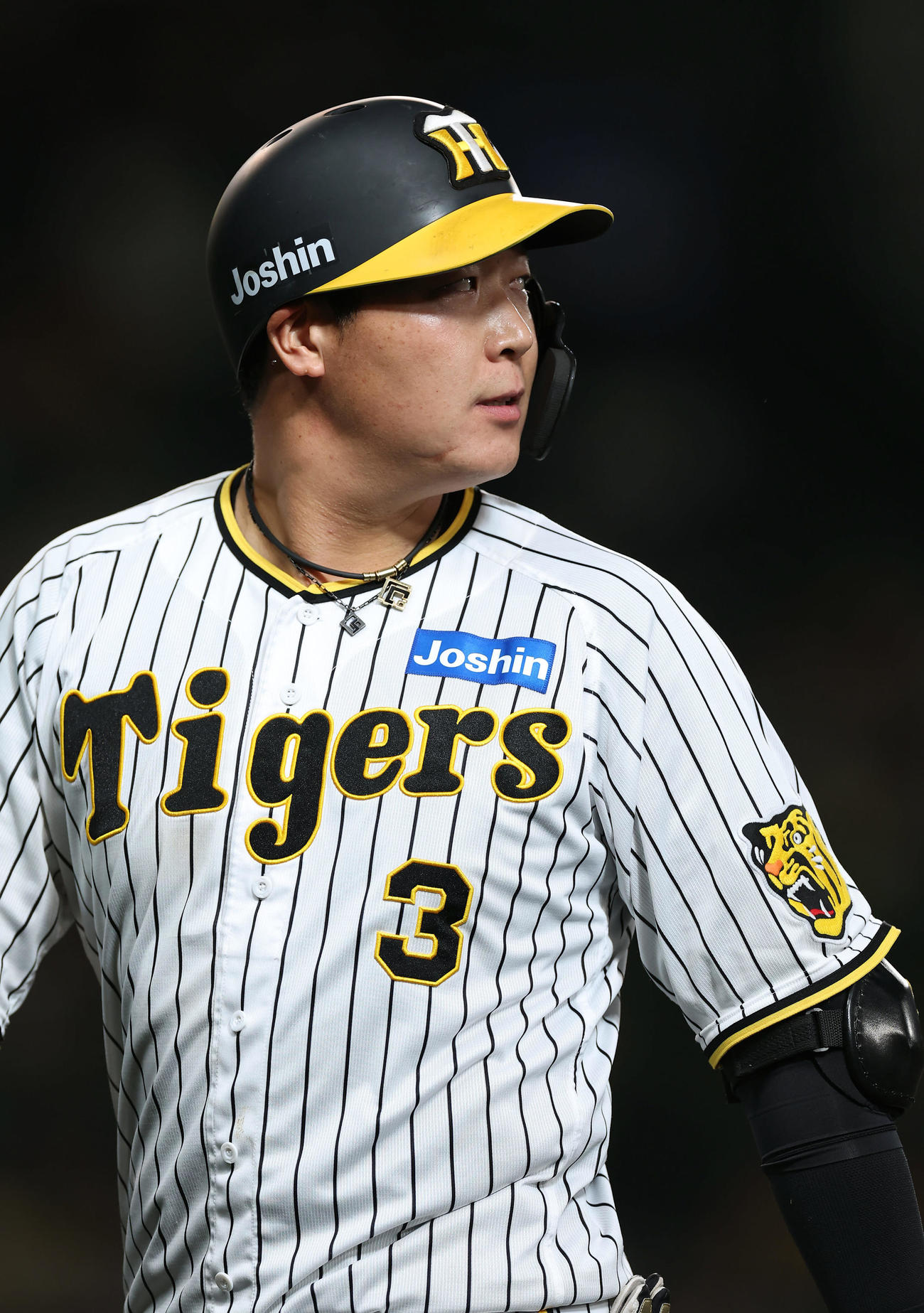 阪神対日本ハム　9回裏阪神1死一塁、右飛に倒れ悔しそうな表情でベンチへ戻る大山（撮影・前田充）