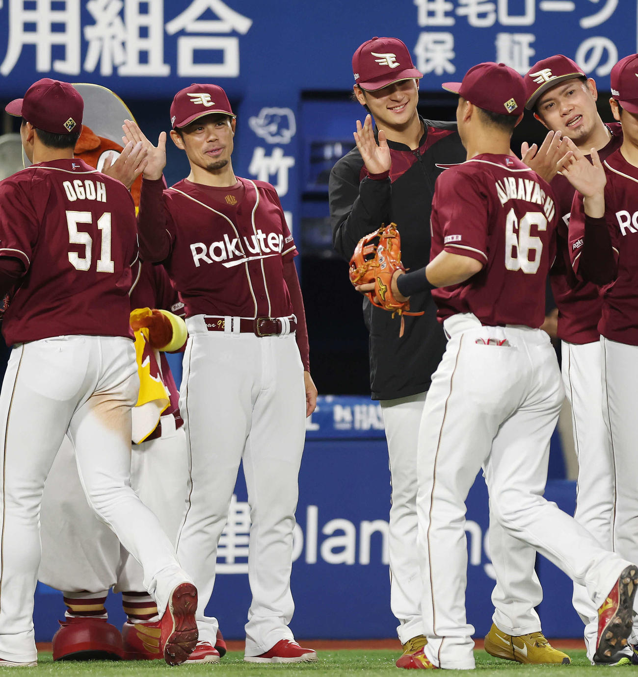 DeNA対楽天　チームメートと勝利のタッチを交わす楽天内（中央）と今江監督（左から2人目）（撮影・宮地輝）