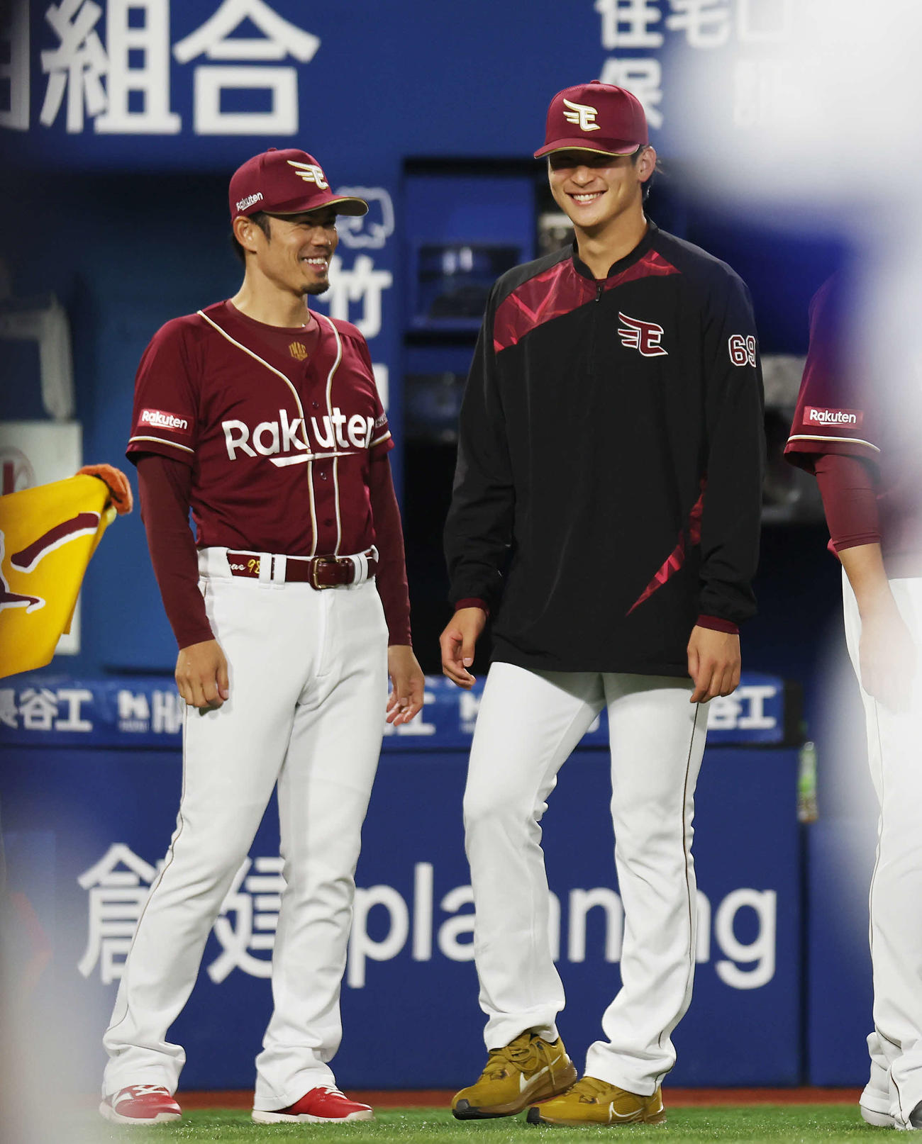 DeNA対楽天　勝利し笑顔の楽天今江監督（左）と内（撮影・宮地輝）