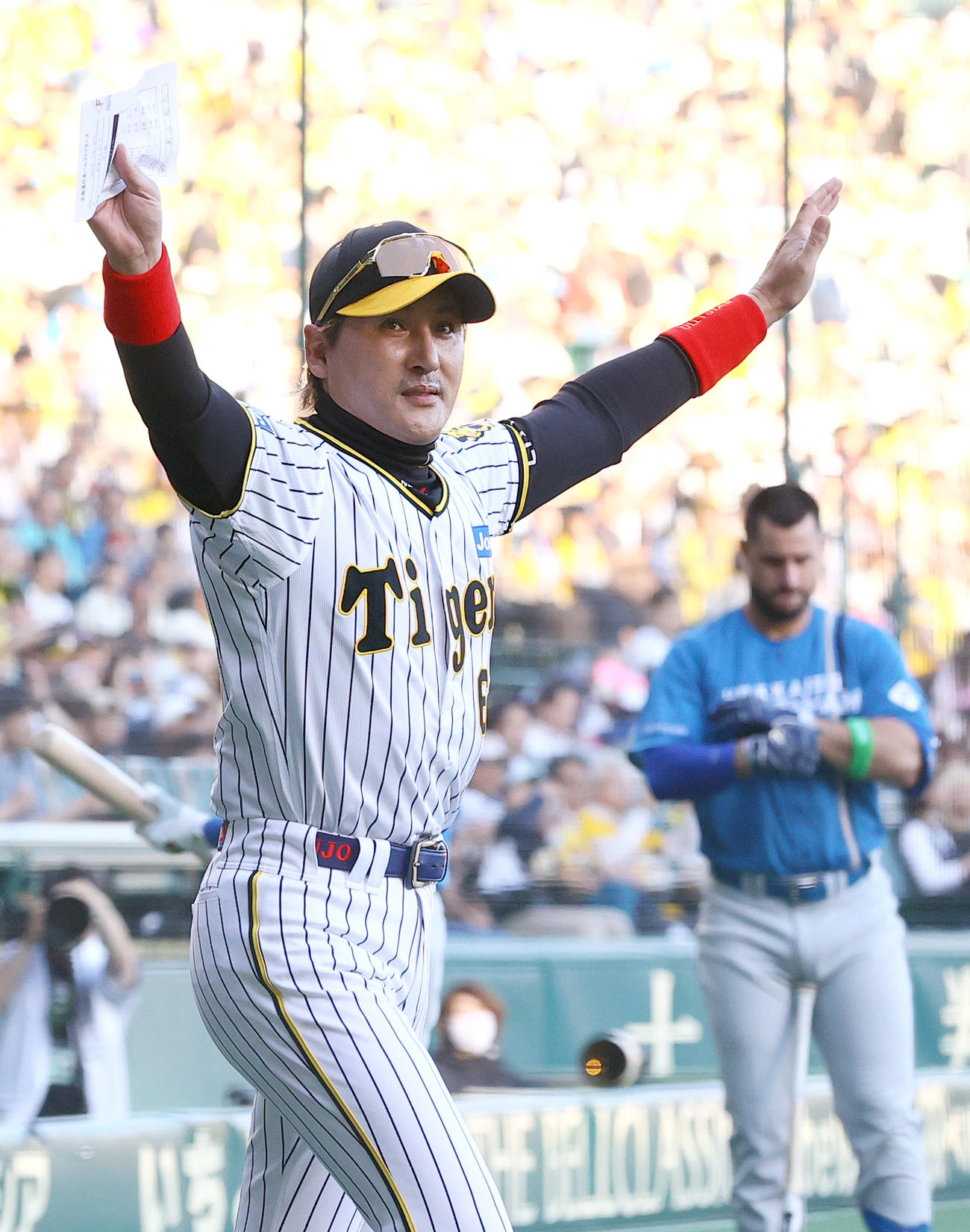 阪神対日本ハム　試合前のメンバー表最終確認で日本ハム新庄監督は阪神のユニホームを着て登場する（撮影・上山淳一）