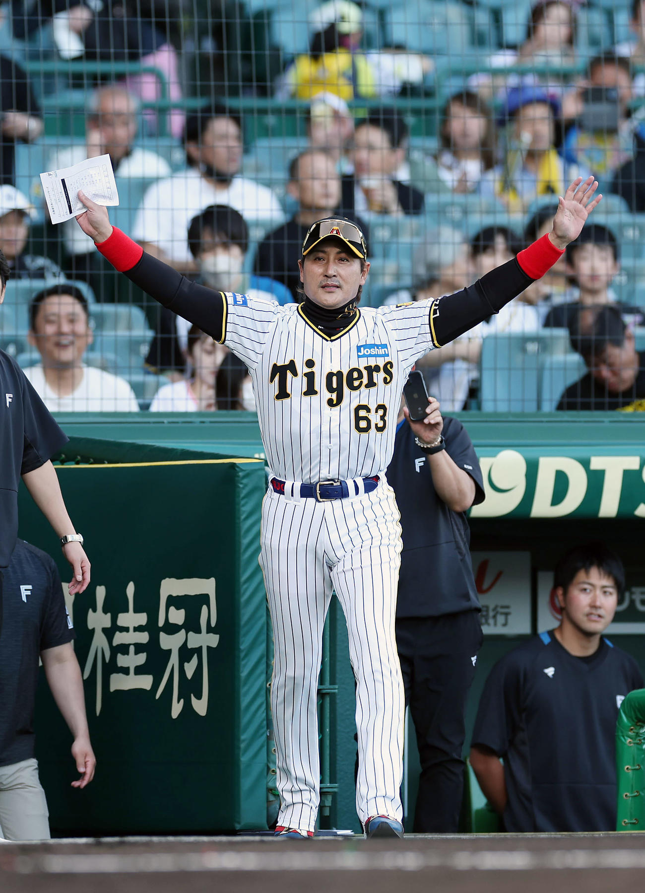 阪神対日本ハム　阪神のユニホーム姿でメンバー表最終確認に登場する日本ハム新庄監督（撮影・前田充）