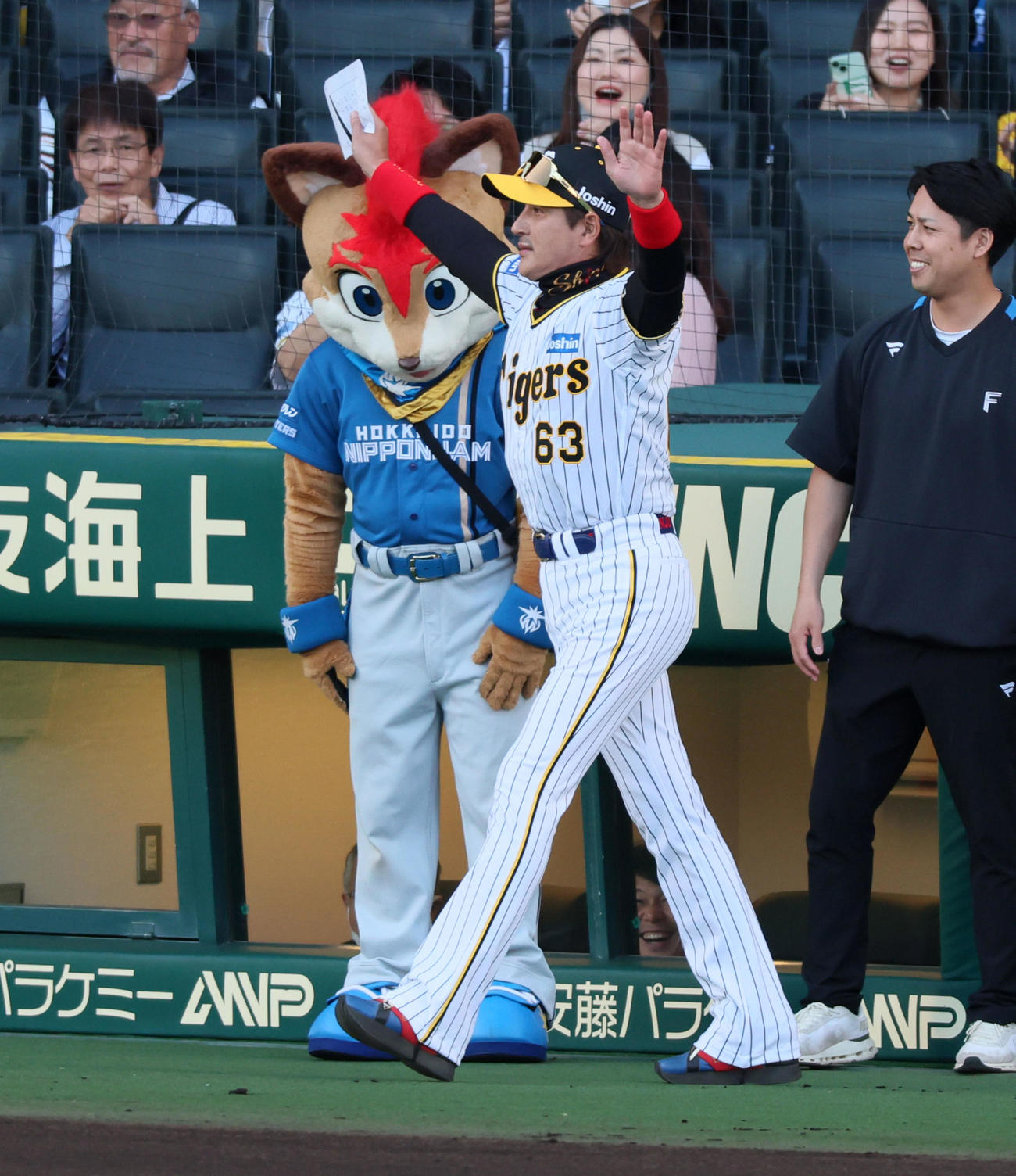 阪神対日本ハム　メンバー表の最終確認に阪神のユニホーム姿で登場た新庄監督（撮影・加藤哉）