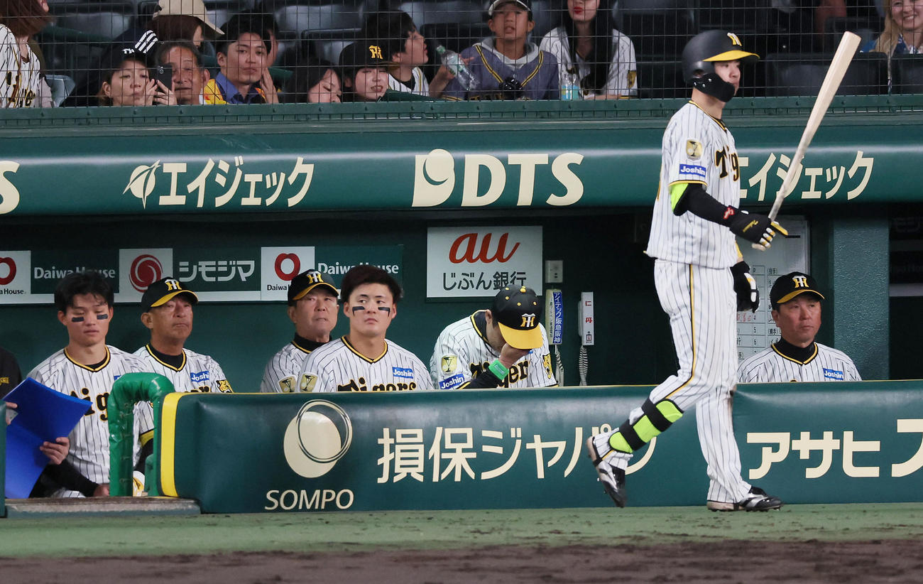 阪神対日本ハム　8回裏阪神無死一、二塁、代打島田が初球を打って二ゴロ併殺に終わりベンチの中でうつむいたまま額を押さえる岡田監督（撮影・加藤