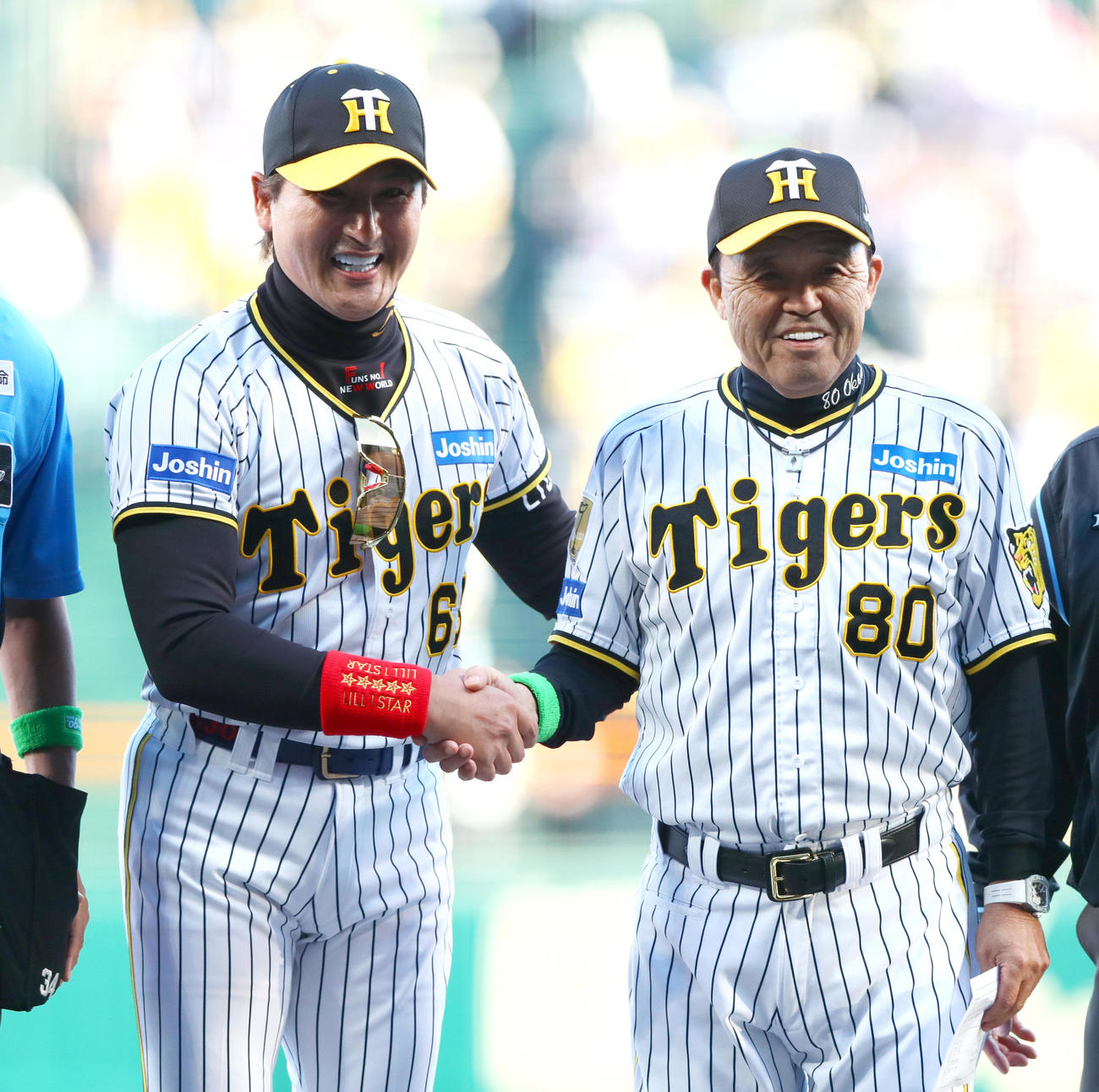 阪神対日本ハム　試合前のメンバー表交換で日本ハム新庄監督（左）は阪神のユニホームを着て阪神岡田監督と握手をかわす（撮影・上山淳一