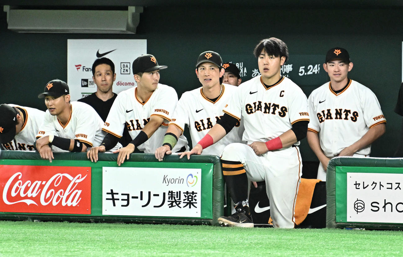 巨人対ソフトバンク　11回裏、ベンチで戦況を見守る巨人岡本和（右から2人目）ら選手たち（撮影・滝沢徹郎）