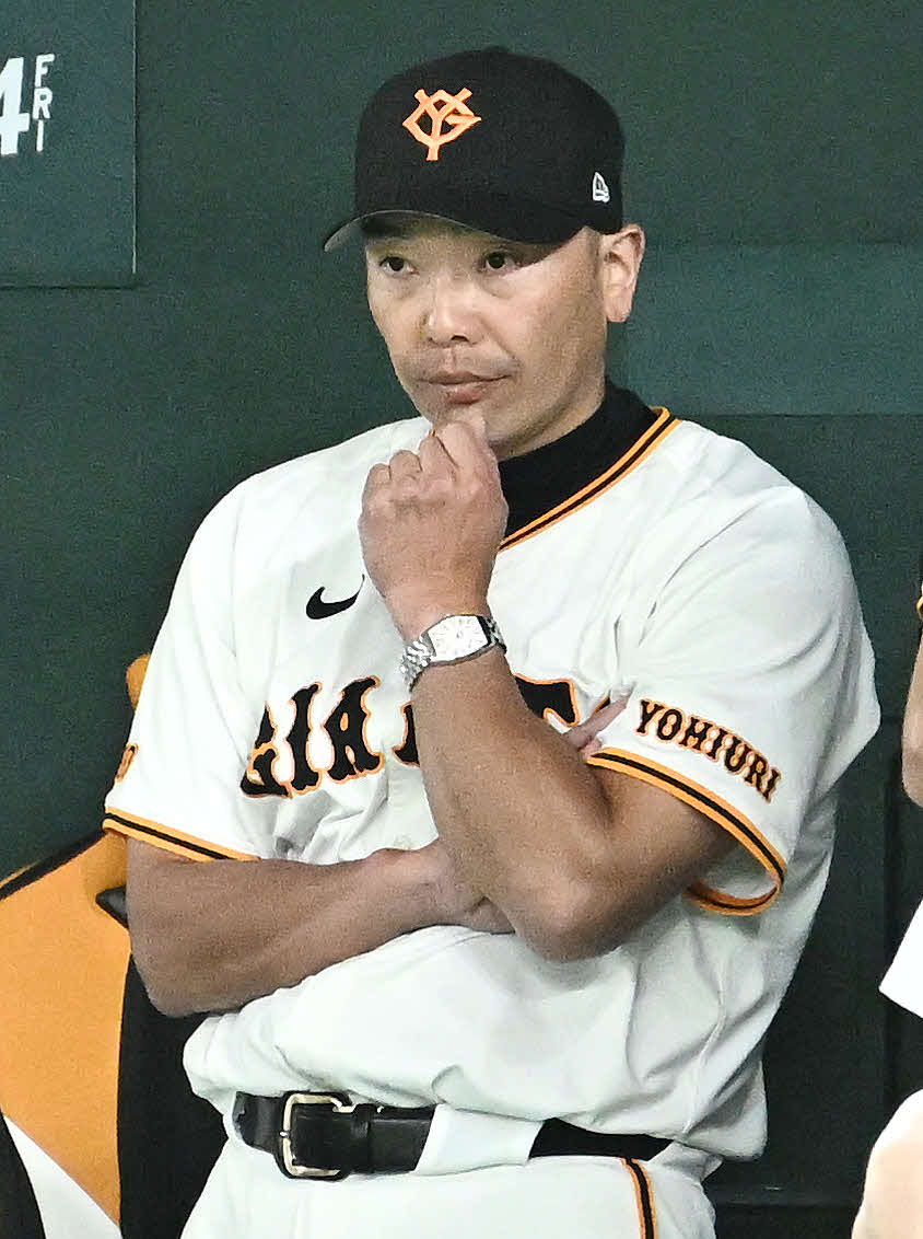 巨人対ソフトバンク　戦況を見守る巨人阿部監督（撮影・滝沢徹郎）