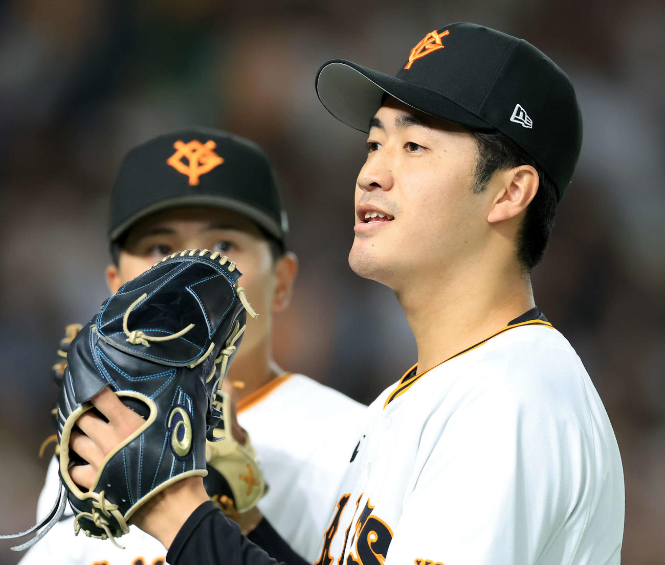 巨人対ソフトバンク　7回表ソフトバンク1死の場面で登板し、抑えた西舘は笑みを浮かべてグラブタッチ（撮影・浅見桂子）