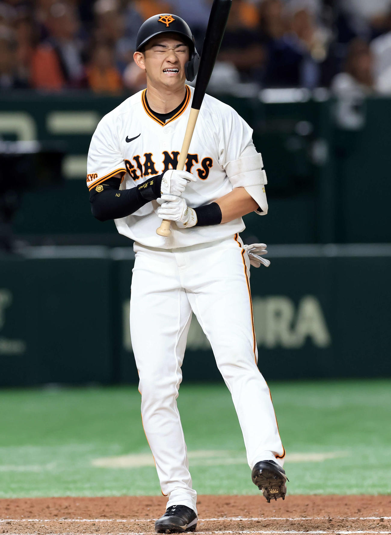 巨人対ソフトバンク　8回裏巨人無死二、三塁、萩尾は三振に倒れ悔しがる（撮影・浅見桂子）
