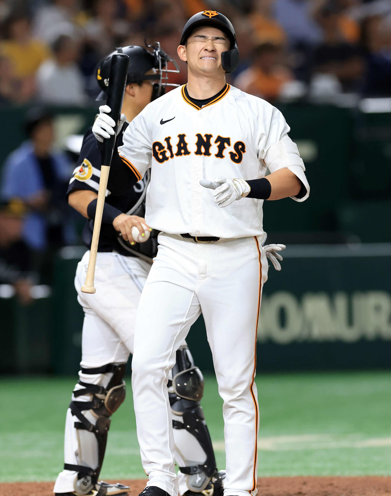 巨人対ソフトバンク　8回裏巨人無死二、三塁、萩尾は三振に倒れ悔しがる（撮影・浅見桂子）