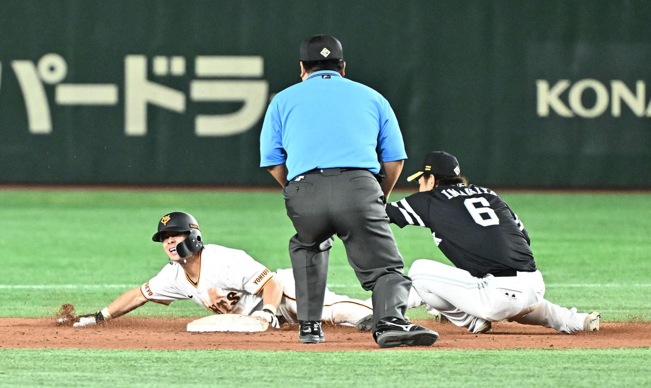 巨人対ソフトバンク　9回裏巨人1死一塁、代走湯浅（左）は二盗を狙うもアウトになる。遊撃手今宮（撮影・滝沢徹郎）