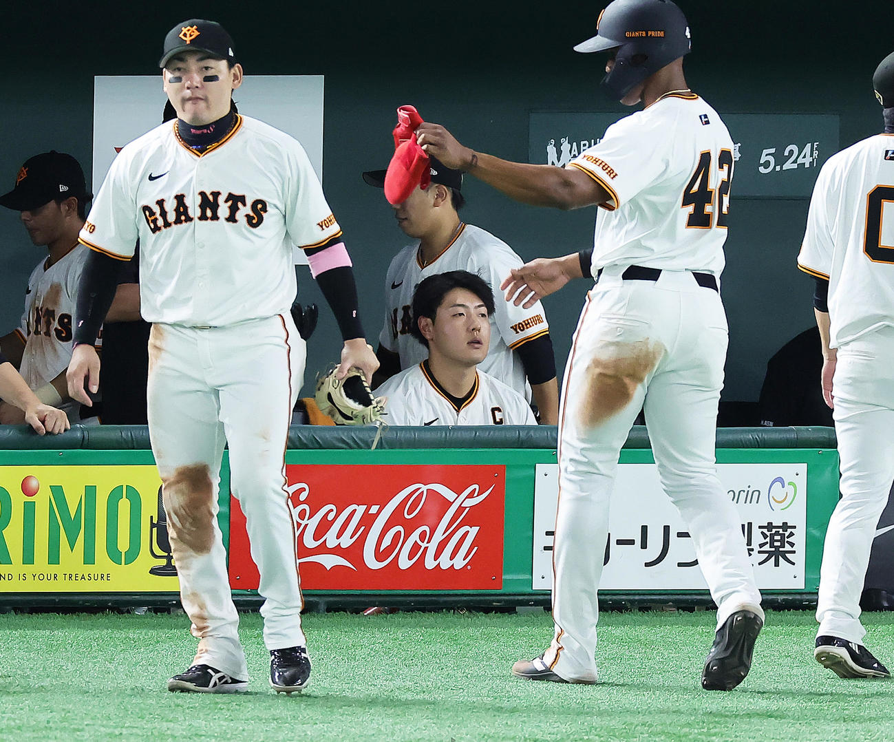 巨人対ソフトバンク　10回裏巨人2死一、二塁、岡本和（中央）は二ゴロに倒れベンチで厳しい表情を見せる（撮影・足立雅史）