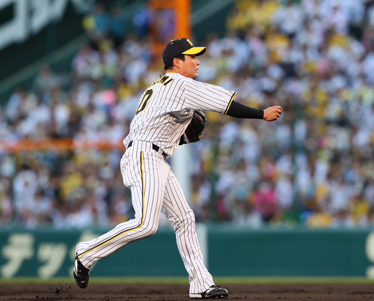 阪神対日本ハム　2回表日本ハム1死二、三塁、遊撃手木浪は石井の遊ゴロでホームに悪送球する（撮影・上山淳一）
