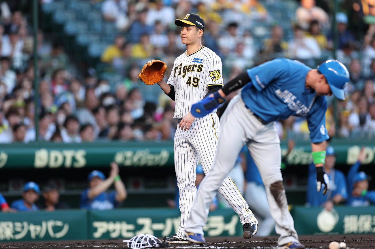 阪神対日本ハム　2回表日本ハム1死二、三塁、石井の遊野選と木浪の悪送球で失点した大竹（撮影・前田充）