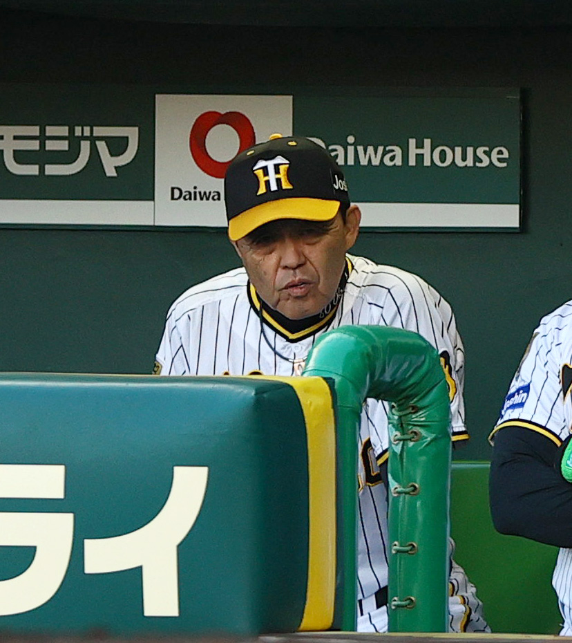 阪神対日本ハム　2回表日本ハム1死二、三塁、遊撃手木浪の悪送球で2点を先制され渋い表情を見せる阪神岡田監督（撮影・上山淳一）